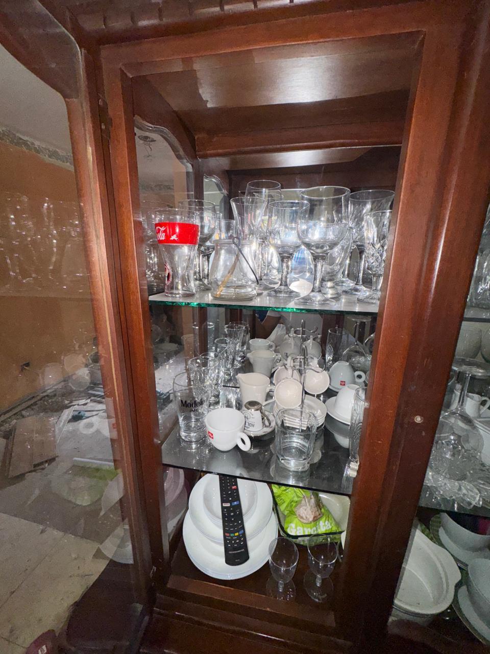 decoración y accesorios - Vendo Excelente vitrina 0