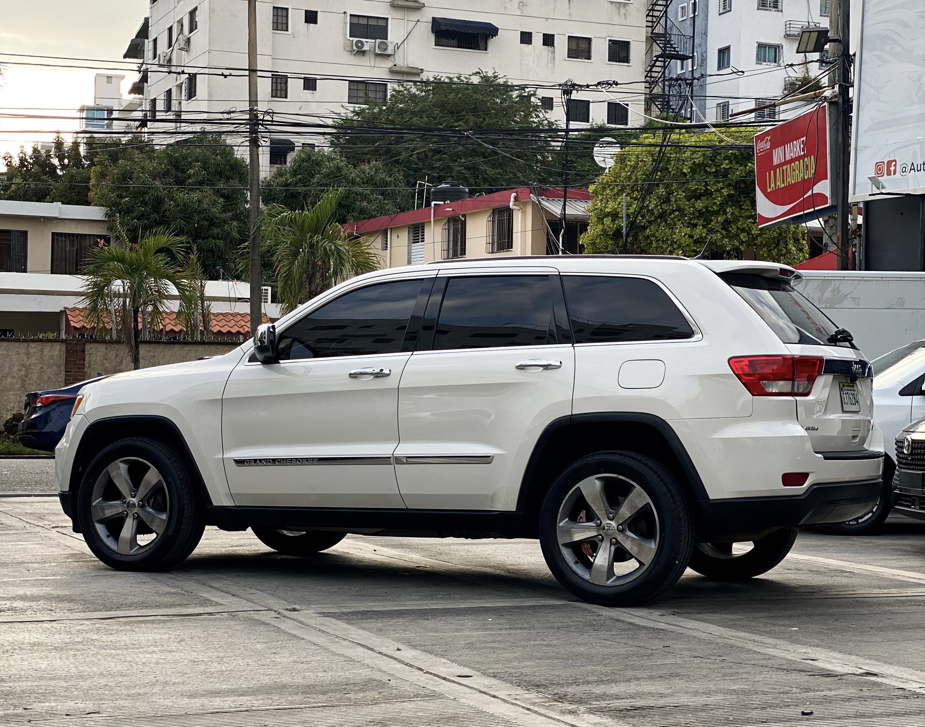 jeepetas y camionetas - Jeep Grand Cherokee Laredo 2012 NO IMPORTA EL CRÉDITO  1