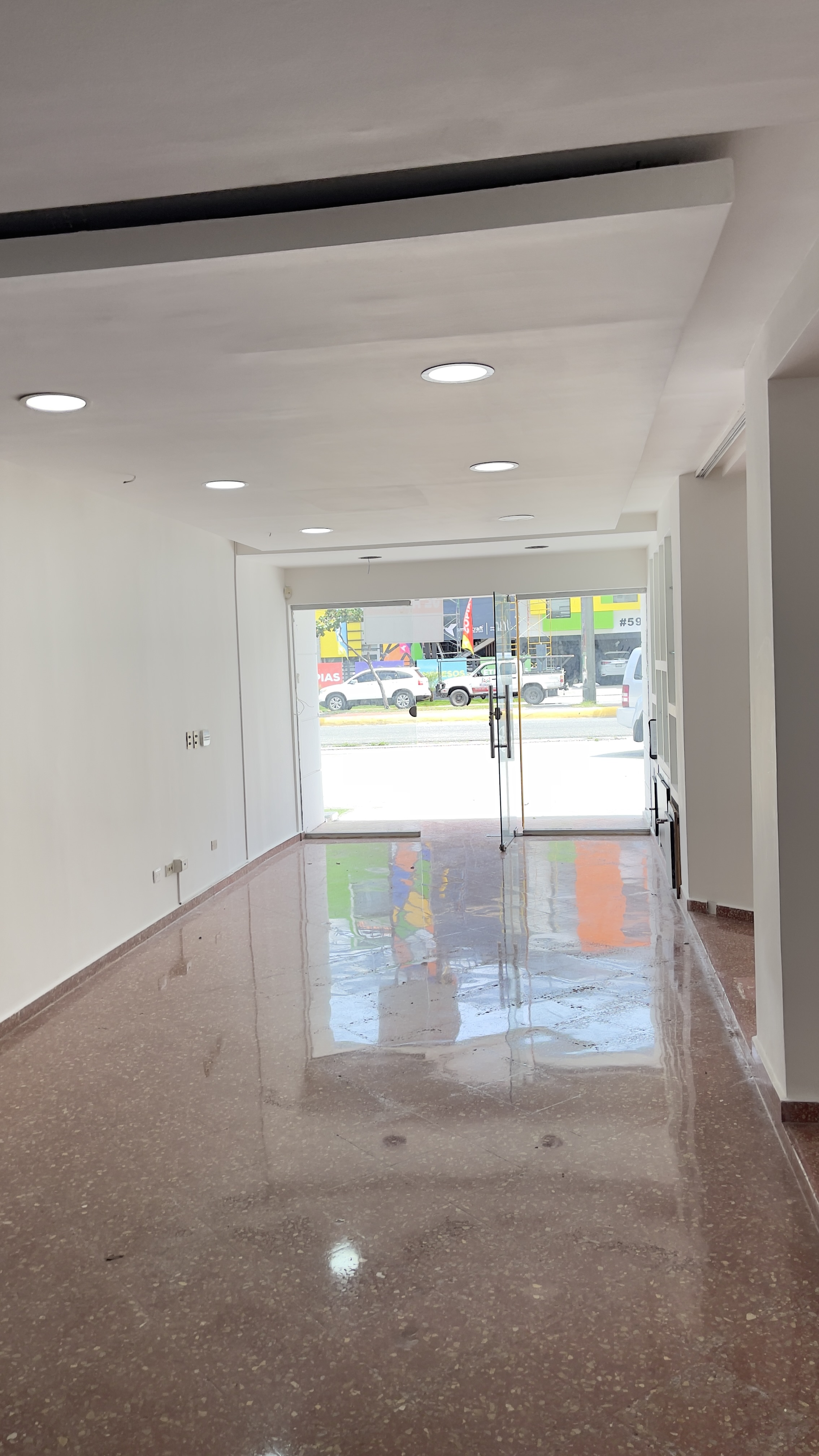 oficinas y locales comerciales - Alquilo hermoso local Av. Rómulo Betancourt  1