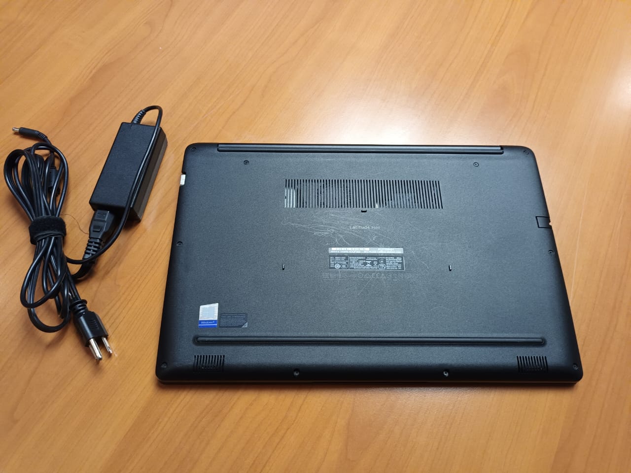 computadoras y laptops - Laptop Dell 3500 8va, 16GB Mem, 256GB Disco SSD 3
