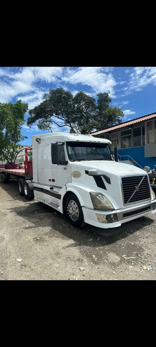 camiones y vehiculos pesados - Vendo en San Juan de la mag. camión-Volvo año 2006