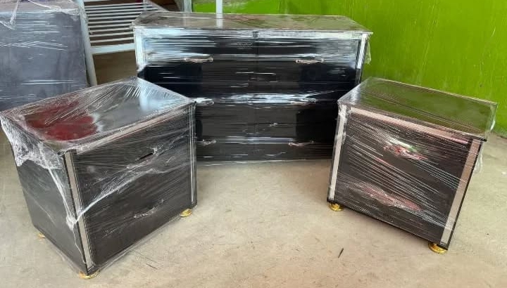 muebles y colchones - gavetero con mesita de noche de cristal por los lados  4