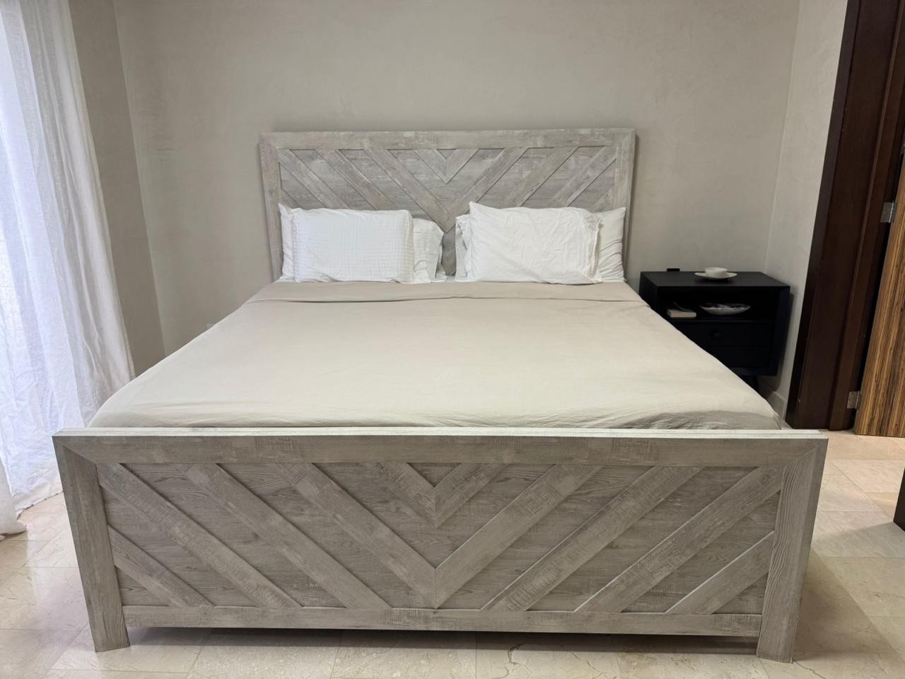muebles y colchones - Base king y gavetero de 6 gavetas 
 ( sin colchón )  Ubicado en punta cana villa 2
