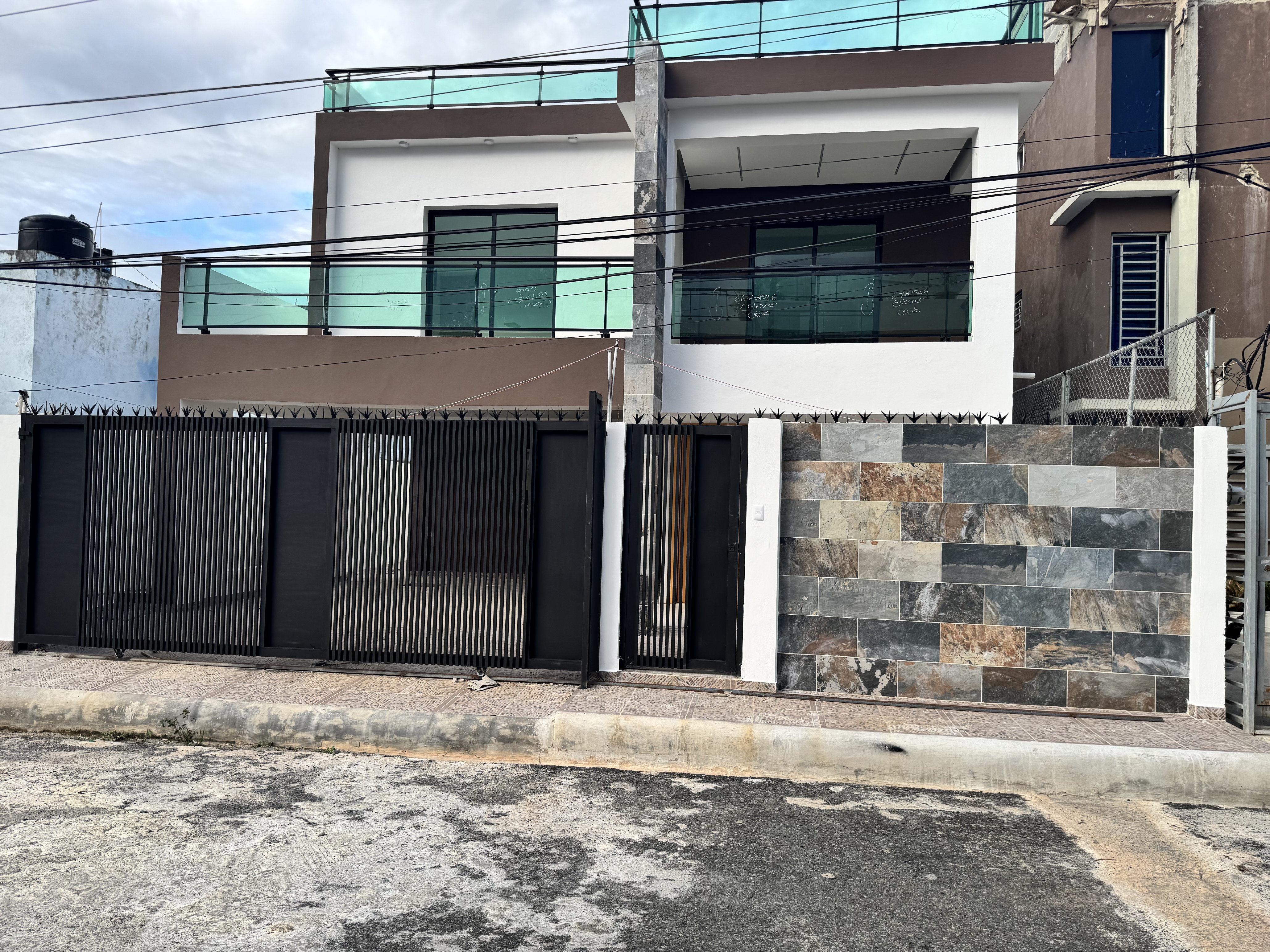 casas - venta de casa con 4 habitaciones en autopista de san isidro Santo Domingo este  3