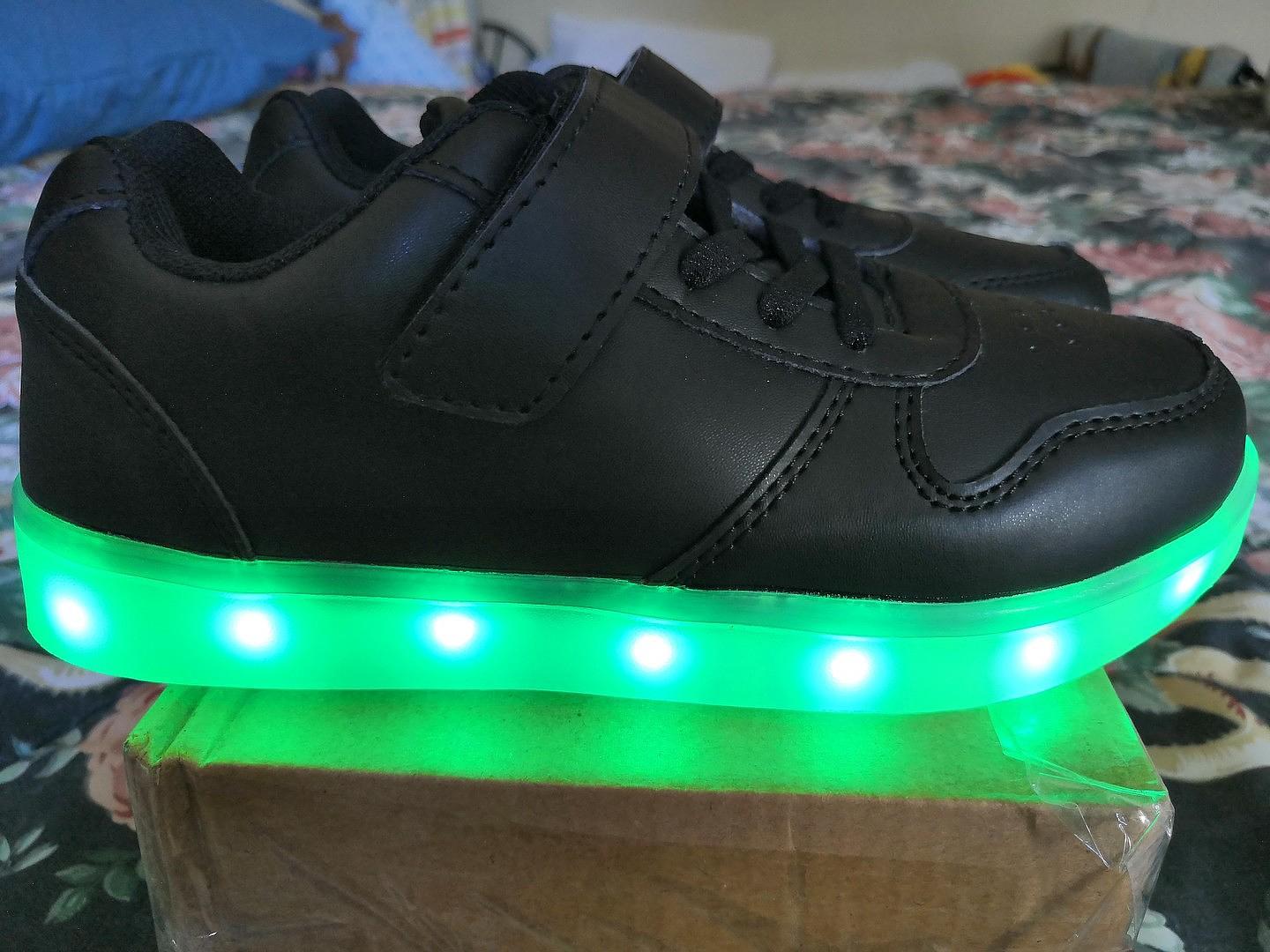 ropa y zapatos - zapatos tipo sneakers niño negros suela con luz colores carga USB Size 32-34 NEW 3