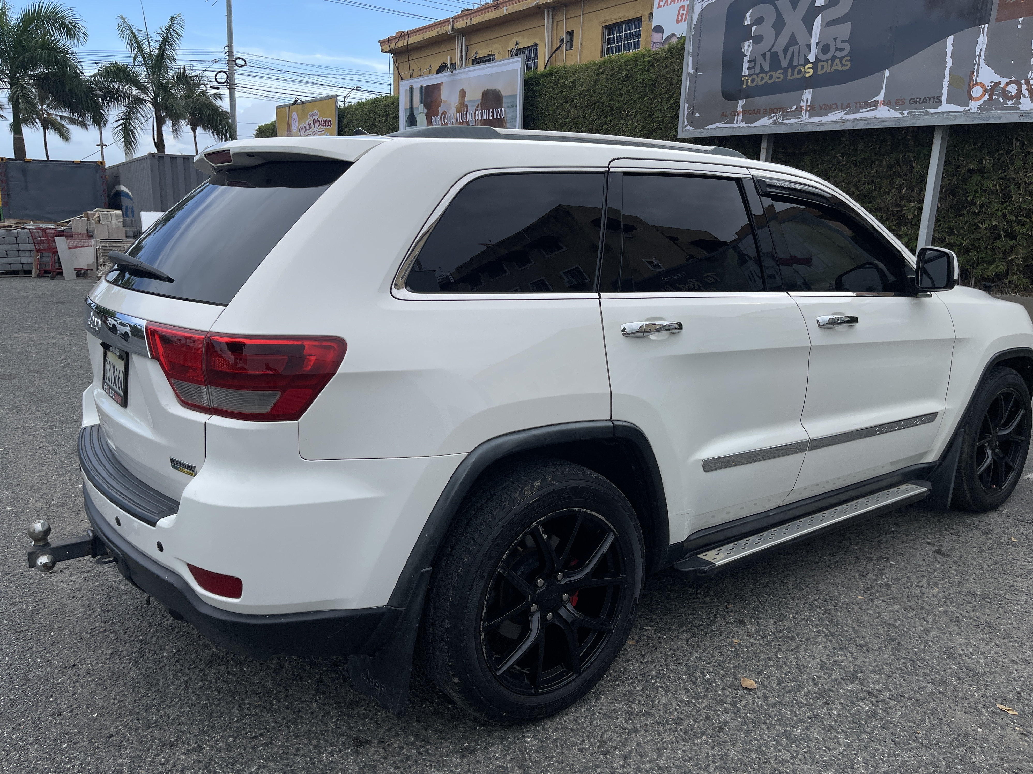 jeepetas y camionetas - JEEP CHEROKEE LAREDO 2011 buenas condiciones  2