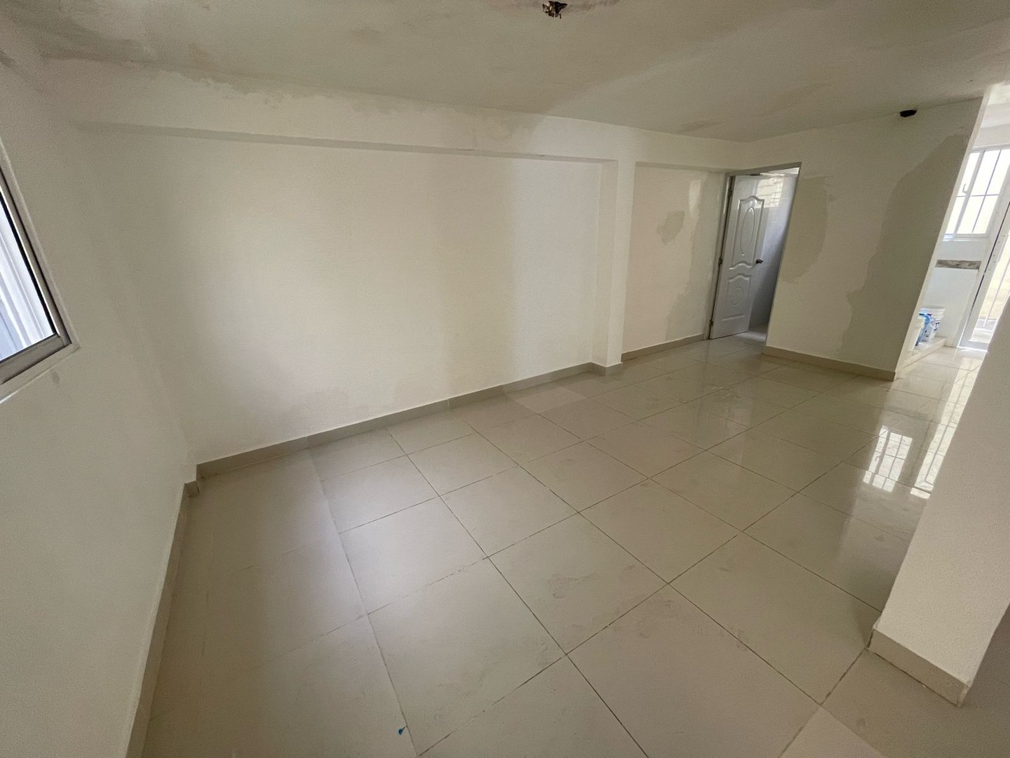 oficinas y locales comerciales - Rento Local en Ensanche Quisqueya en 1er Piso  Prox. A La C. Jose Tapia Brea 
 1