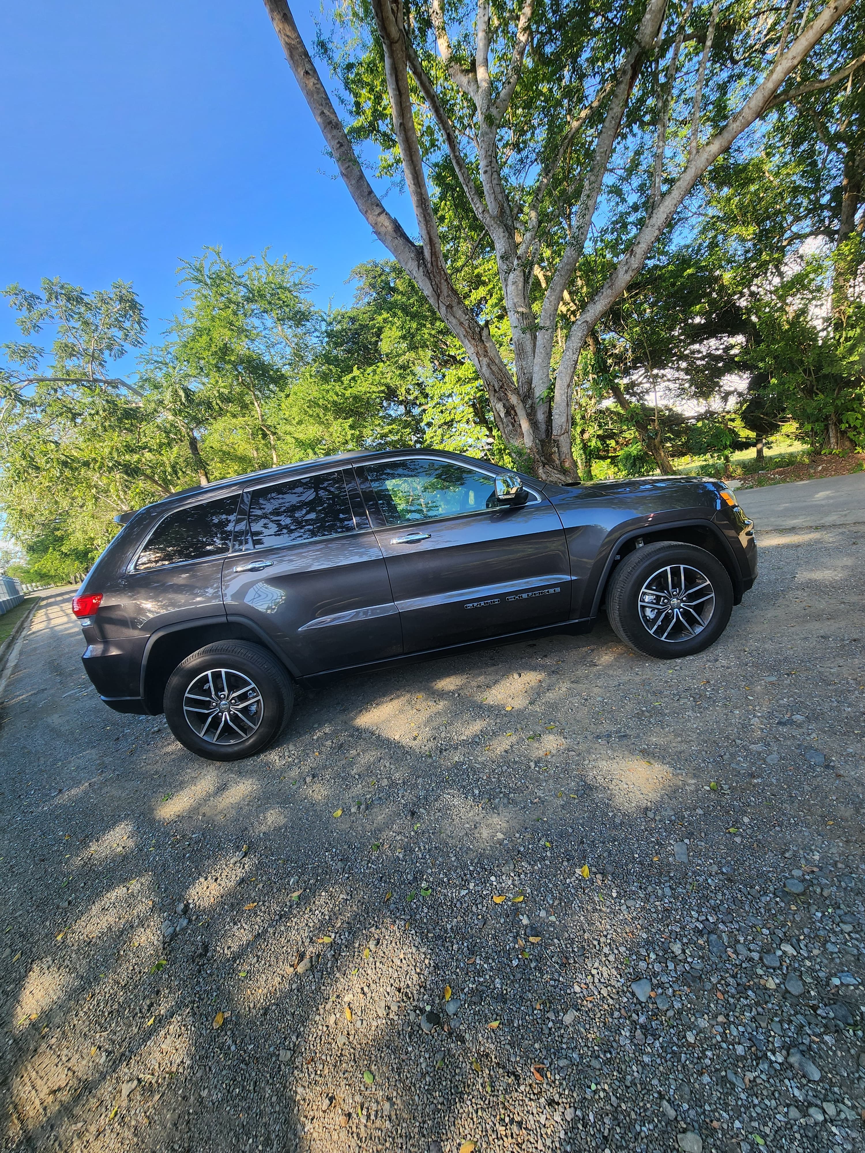 jeepetas y camionetas - Jeep Grand Cherockee 2018 Limited 4x4 clean car fax (en excelente condiciones) 3