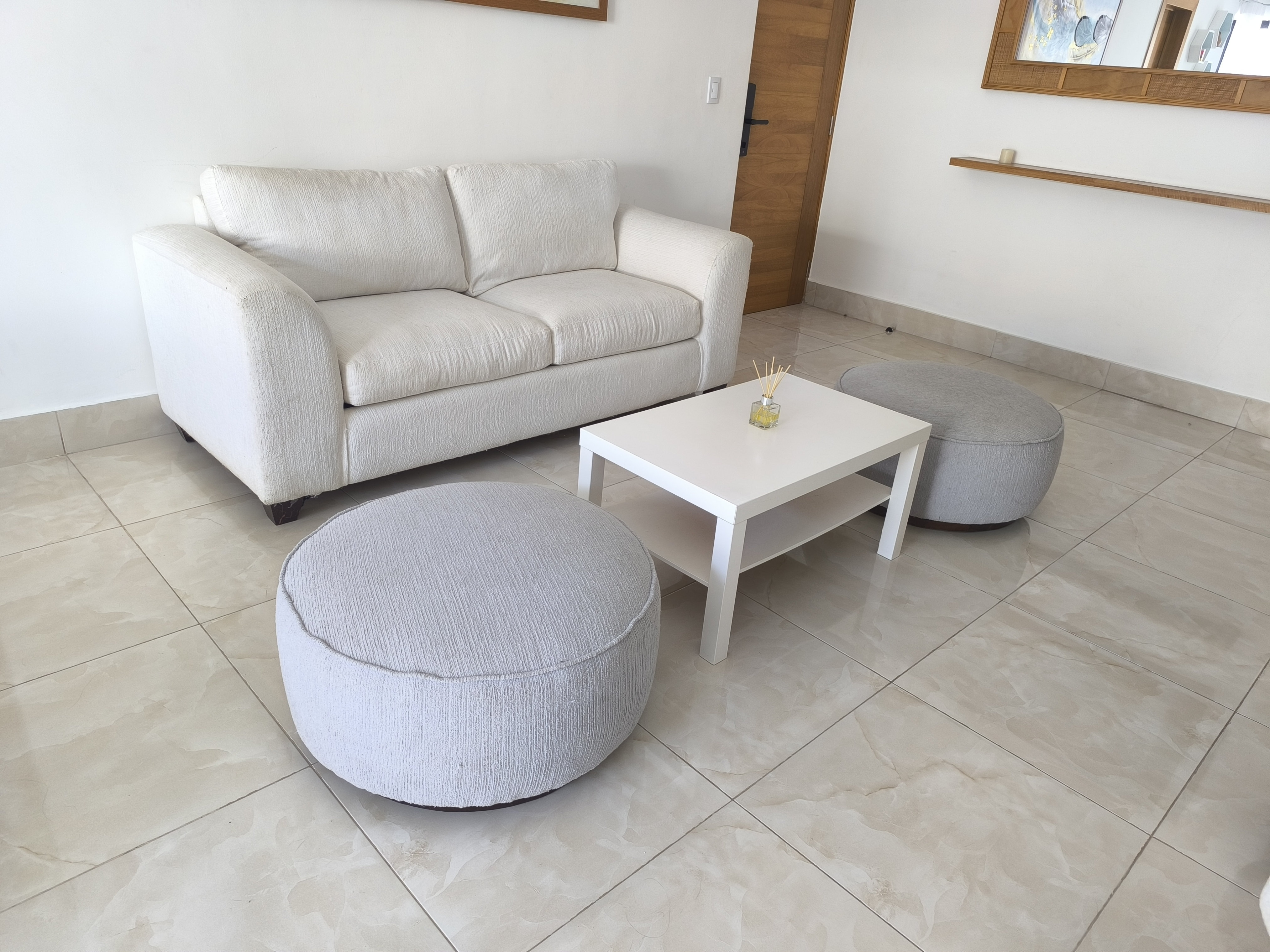 muebles y colchones - Ottomanes redondos en tela gris usado como nuevo 3
