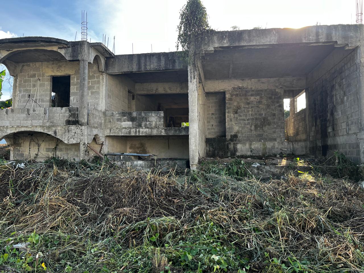 solares y terrenos - Se vende mejora con terreno en residencial cerrado