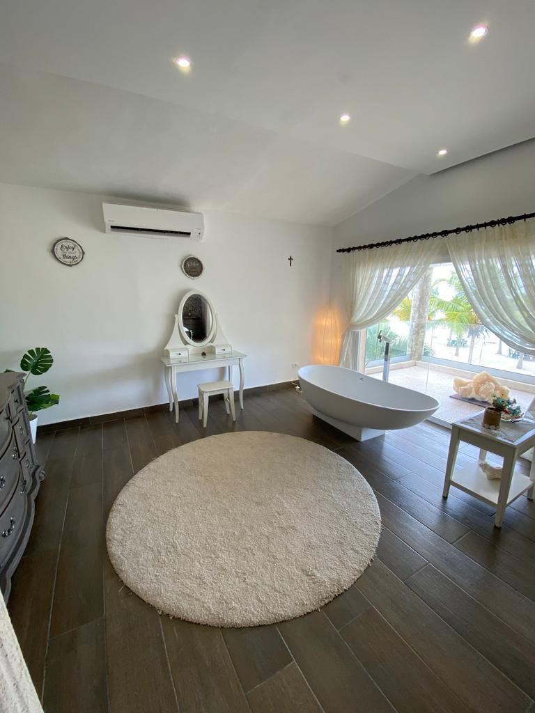 casas vacacionales y villas - villa super moderna en línea de playa en Juan Dolio de 450 mt2  6