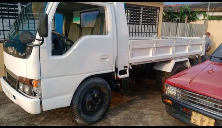 camiones y vehiculos pesados - camión volteó Isuzu 