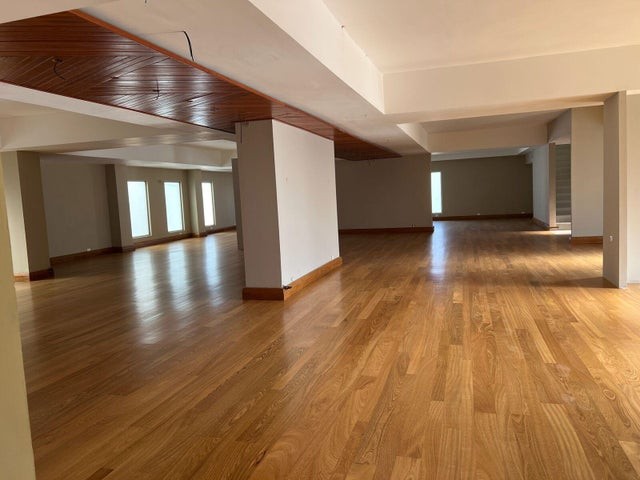 oficinas y locales comerciales - Edificio en alquiler Ensanche Naco #24-581 uso comercial con 6 niveles, ascensor 9