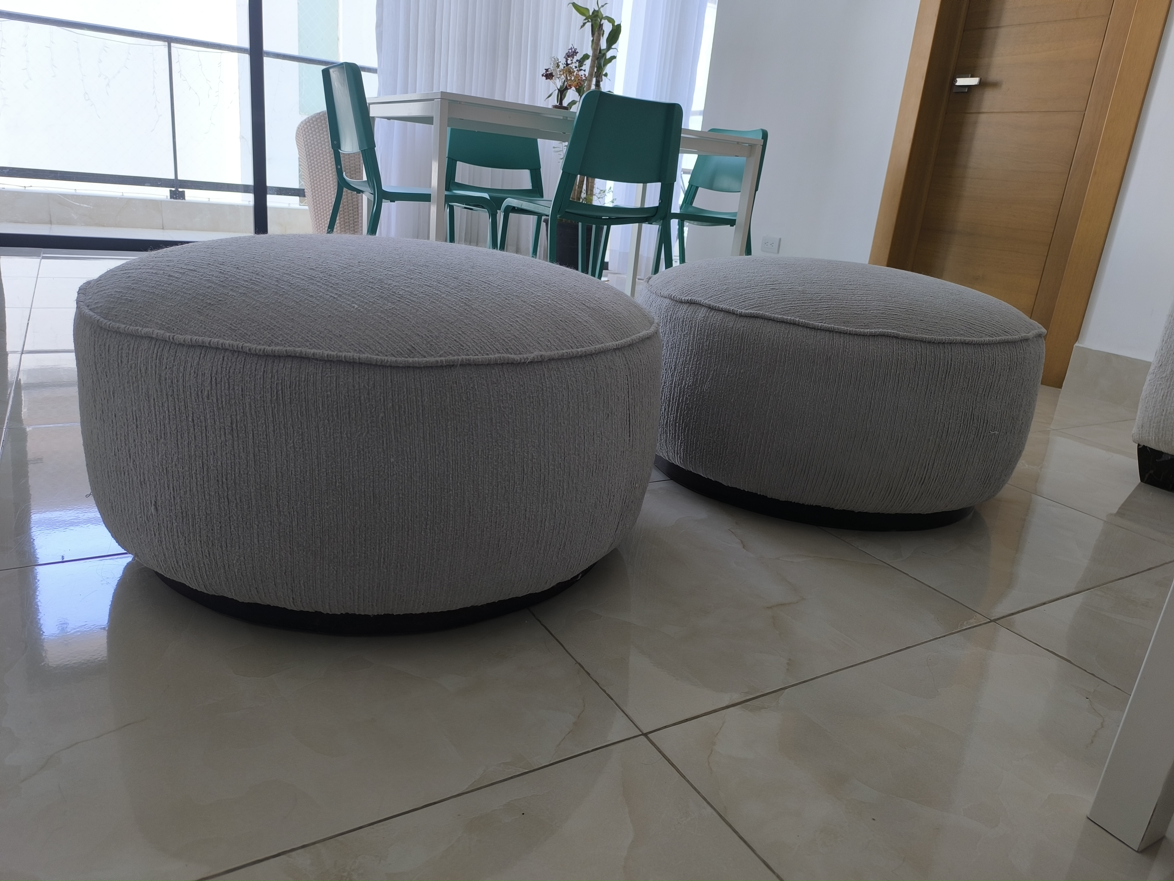 muebles y colchones - Ottomanes redondos en tela gris usado como nuevo 1
