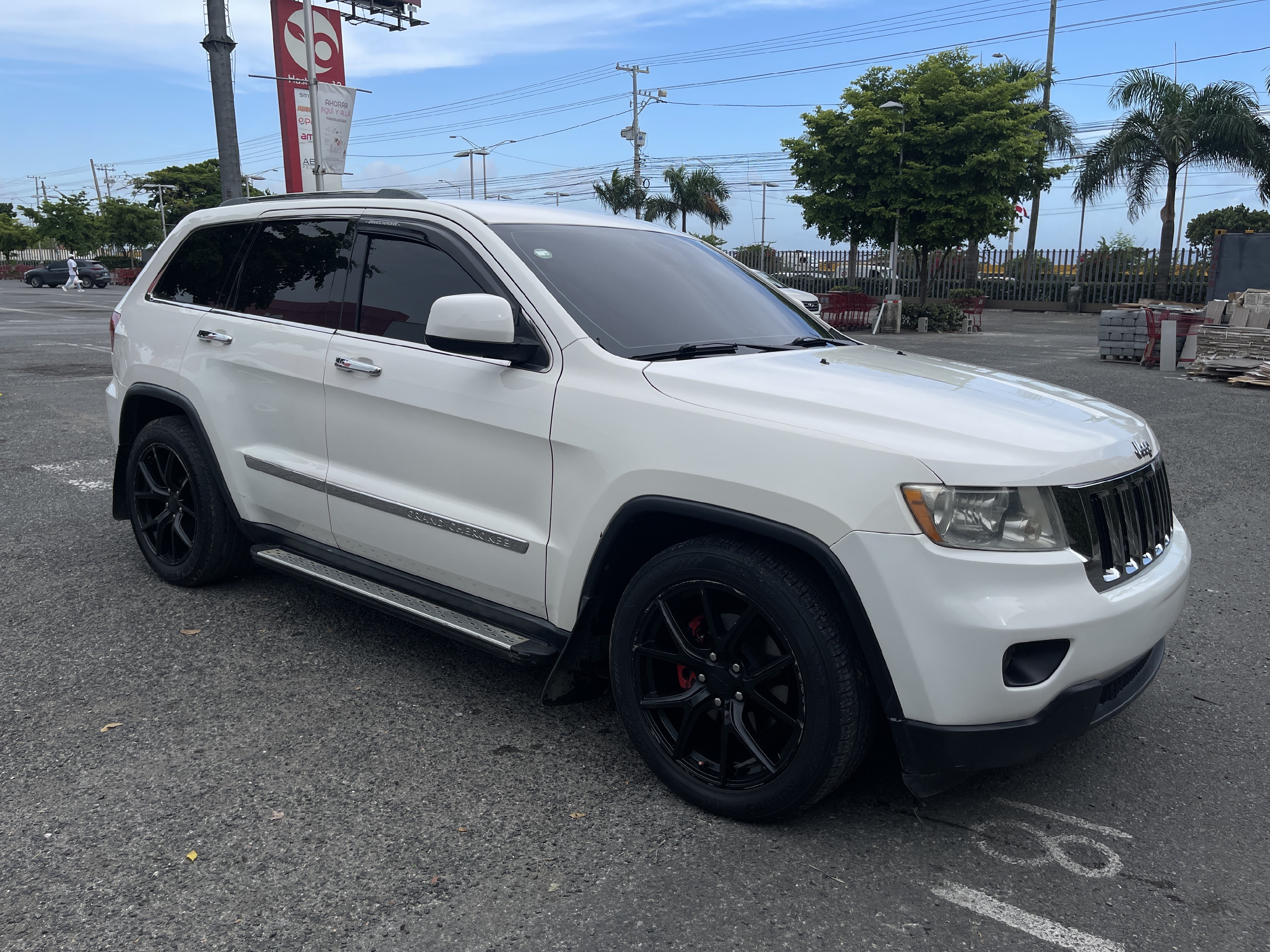 jeepetas y camionetas - JEEP CHEROKEE LAREDO 2011 buenas condiciones  0