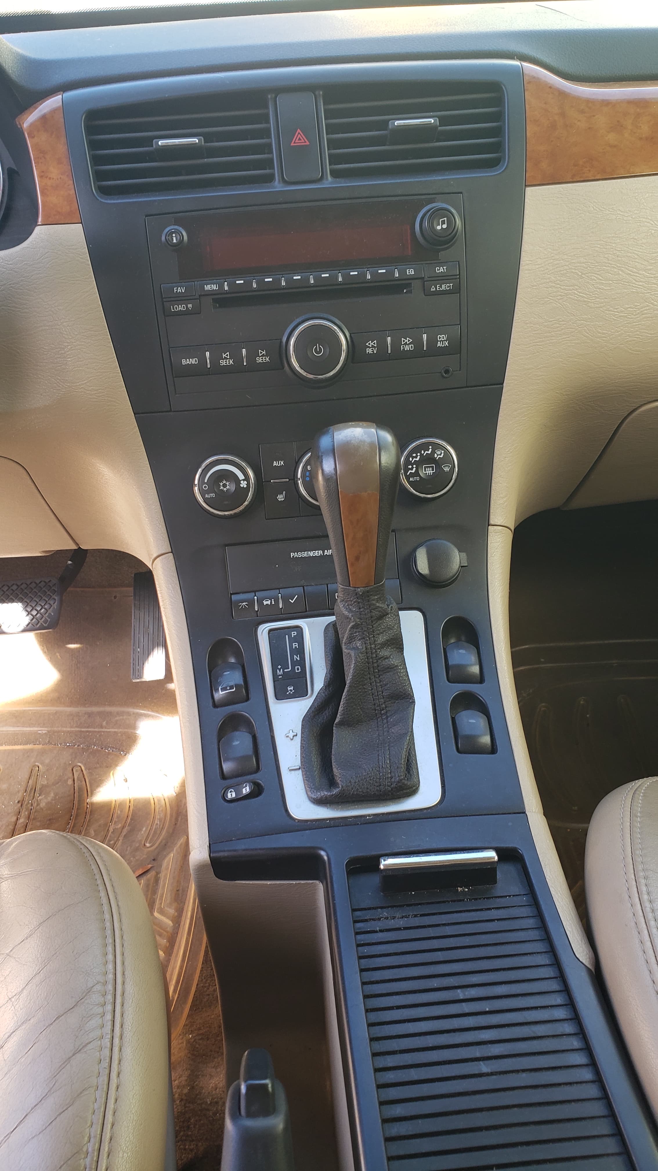 jeepetas y camionetas - Jeepeta Suzuki XL7 2008 dorada 3 filas de asientos en leather RD$200,000.00 Neg. 4