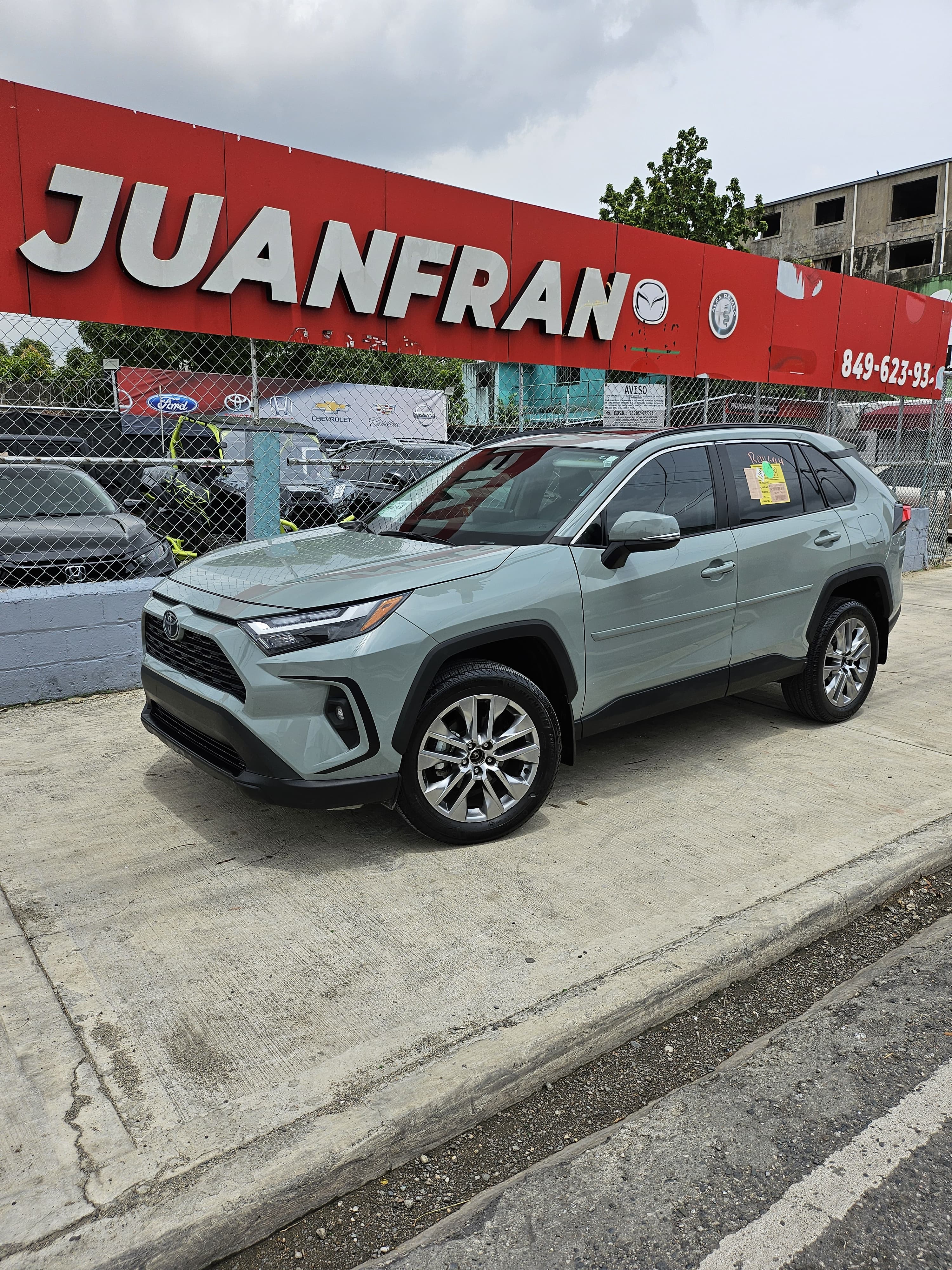 jeepetas y camionetas - Toyota rav4 xle premium 2023 AWD 0