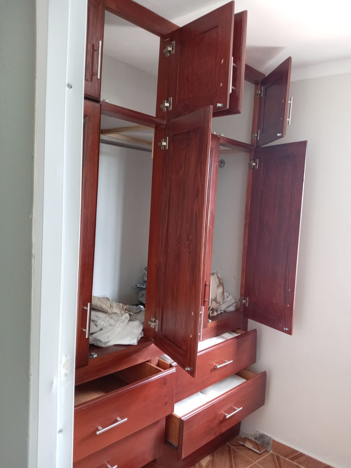 muebles y colchones - Closet en madera moderno  1