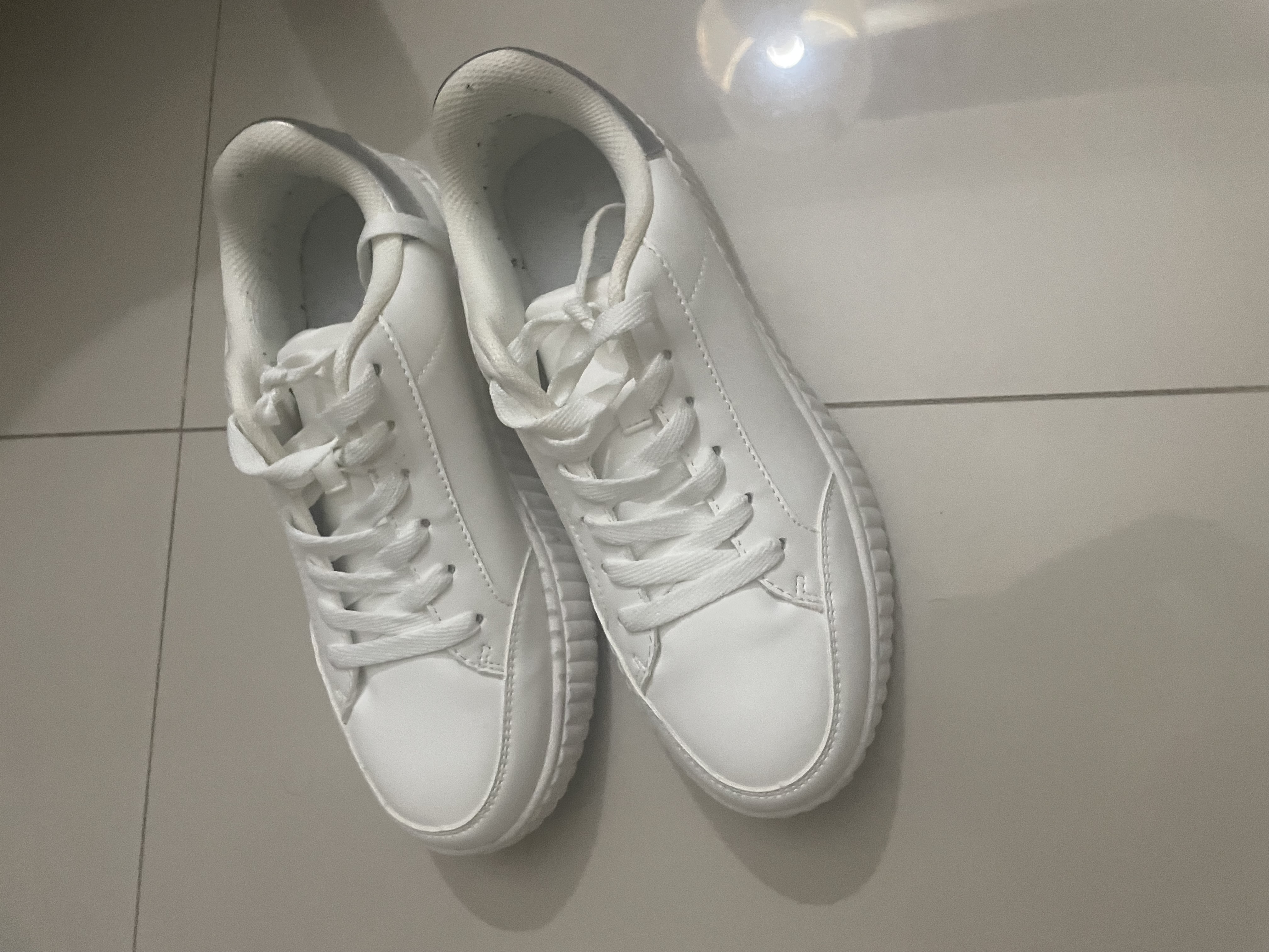 zapatos para mujer - ¡Como nuevos! Tenis blancos unisex estilo urbano –