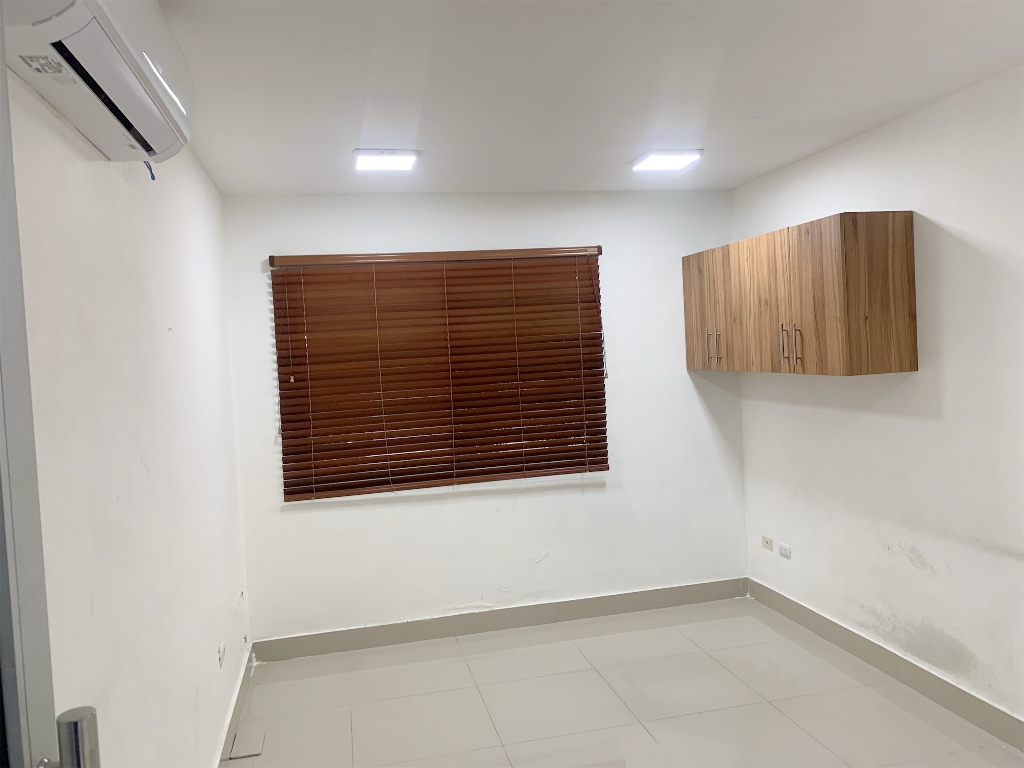 oficinas y locales comerciales - Local céntrico y amplio  9