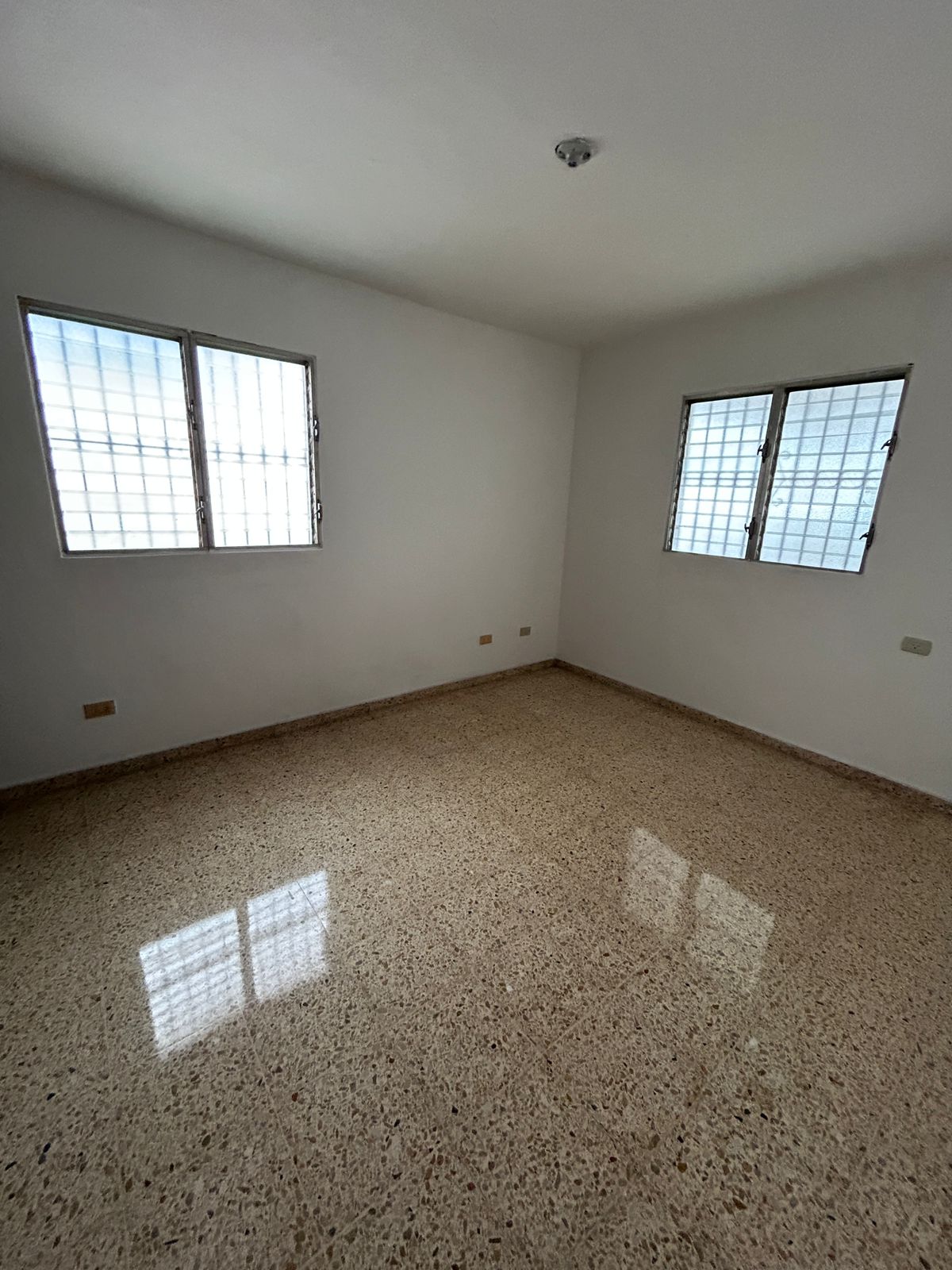 casas - ¡EN VENTA! 🏡✨ Casa de 2 niveles en Los Restaurado 3