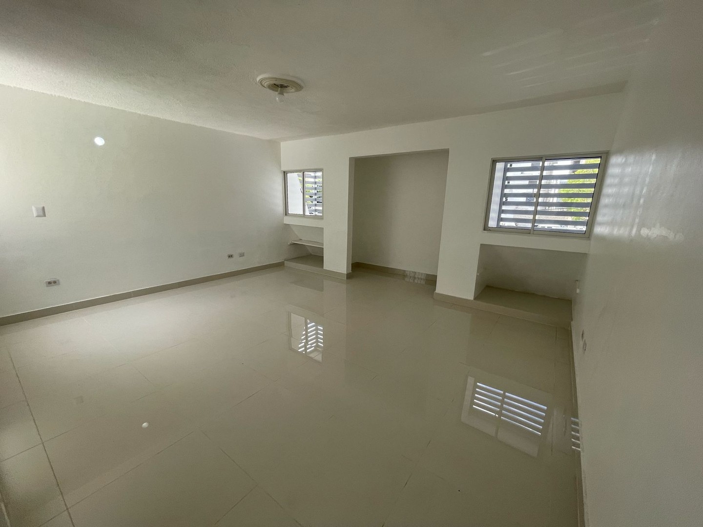 oficinas y locales comerciales - Rento Local en Ensanche Quisqueya en 1er Piso  Prox. A La C. Jose Tapia Brea 
