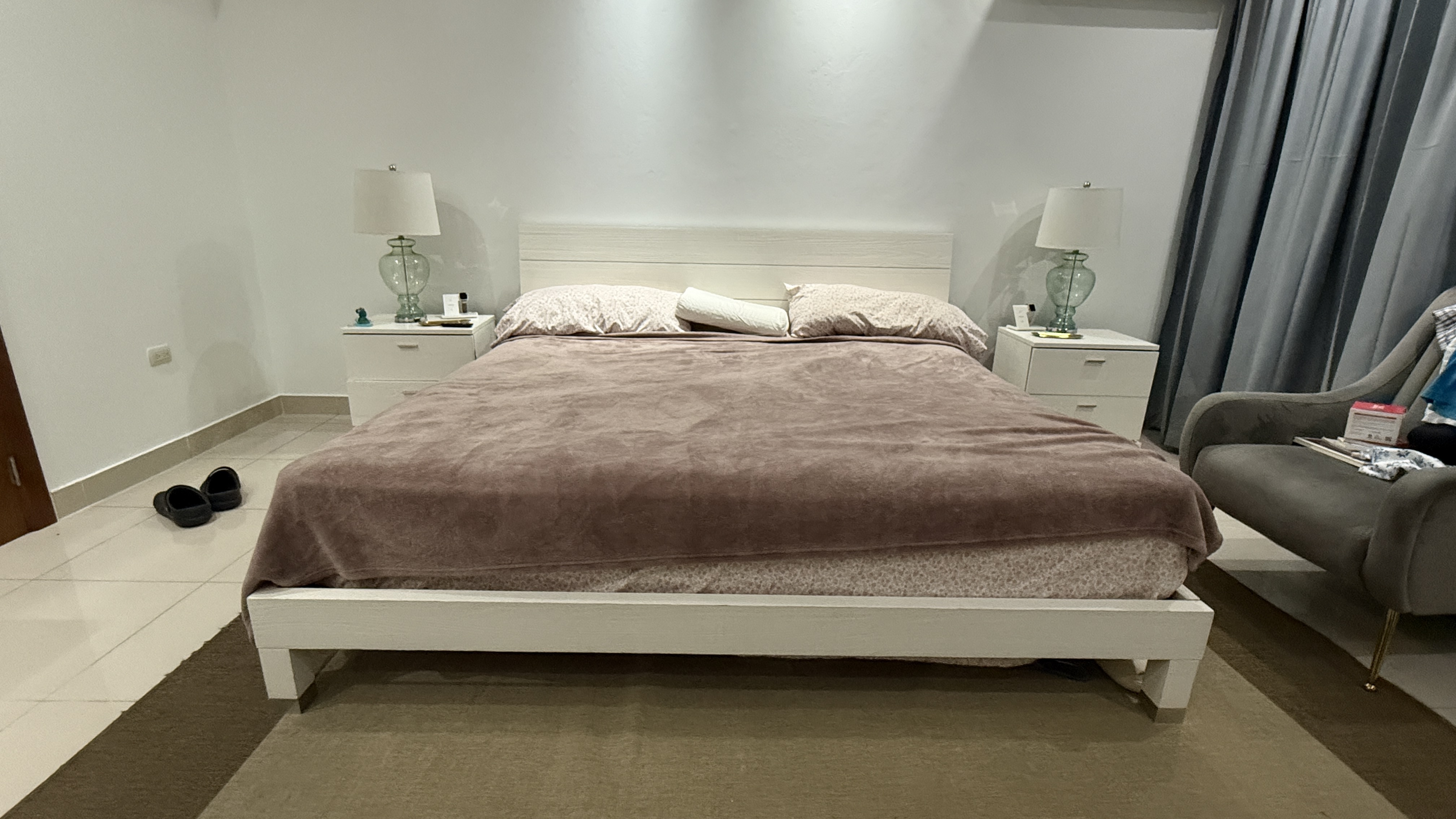 muebles y colchones - Se vende cama king con dos mesitas de noche