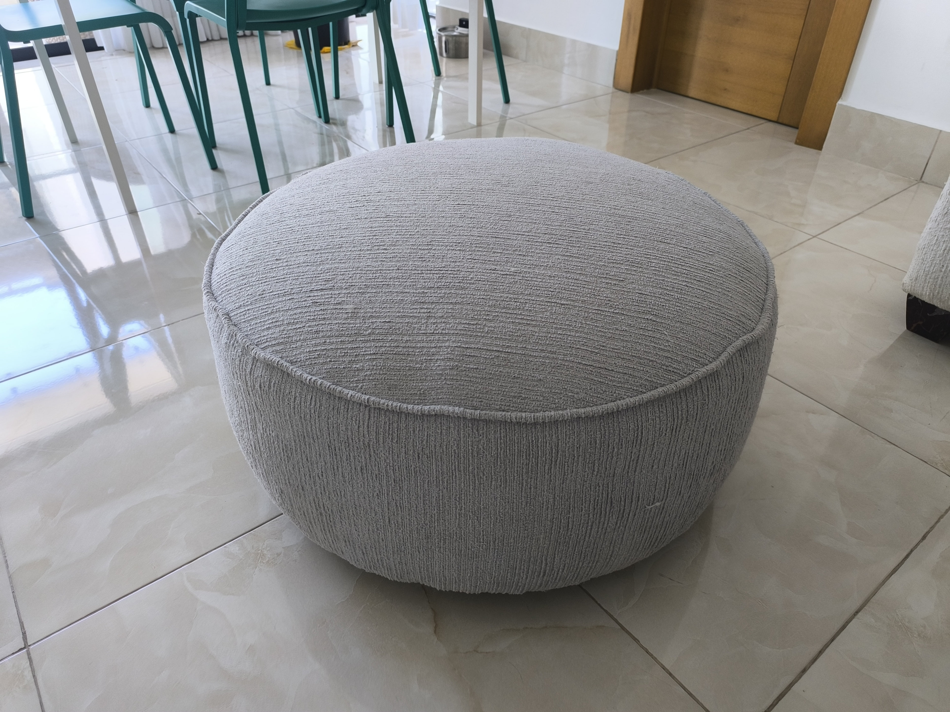 muebles y colchones - Ottomanes redondos en tela gris usado como nuevo 2