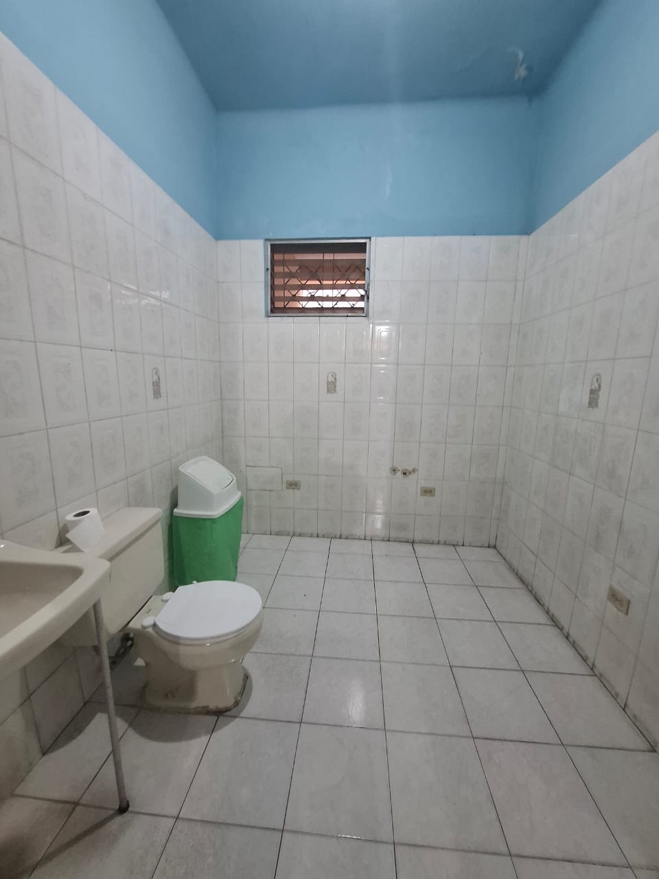 casas - Casa y local comercial en Zona Universitaria  2