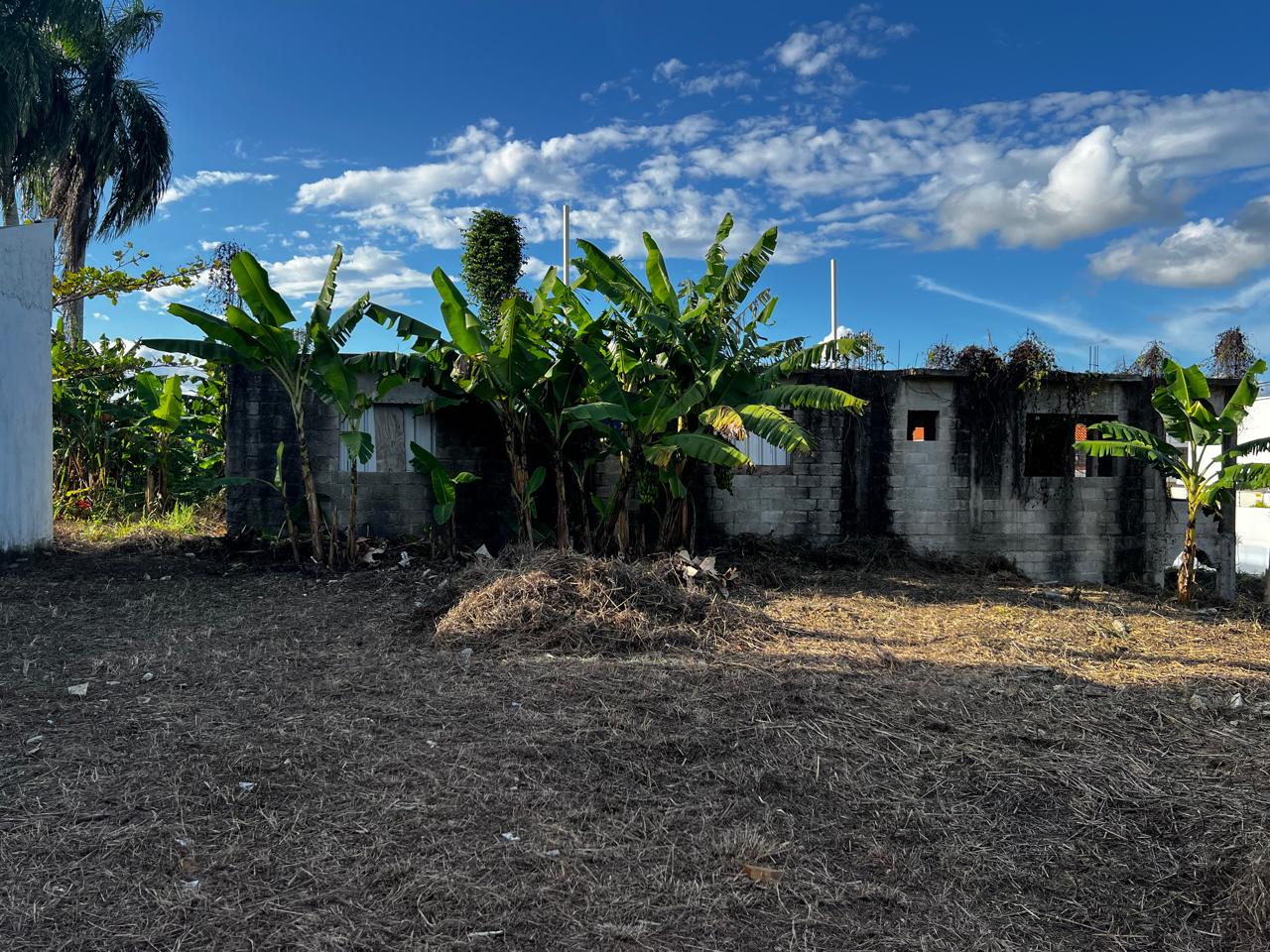 solares y terrenos - Se vende mejora con terreno en residencial cerrado 2