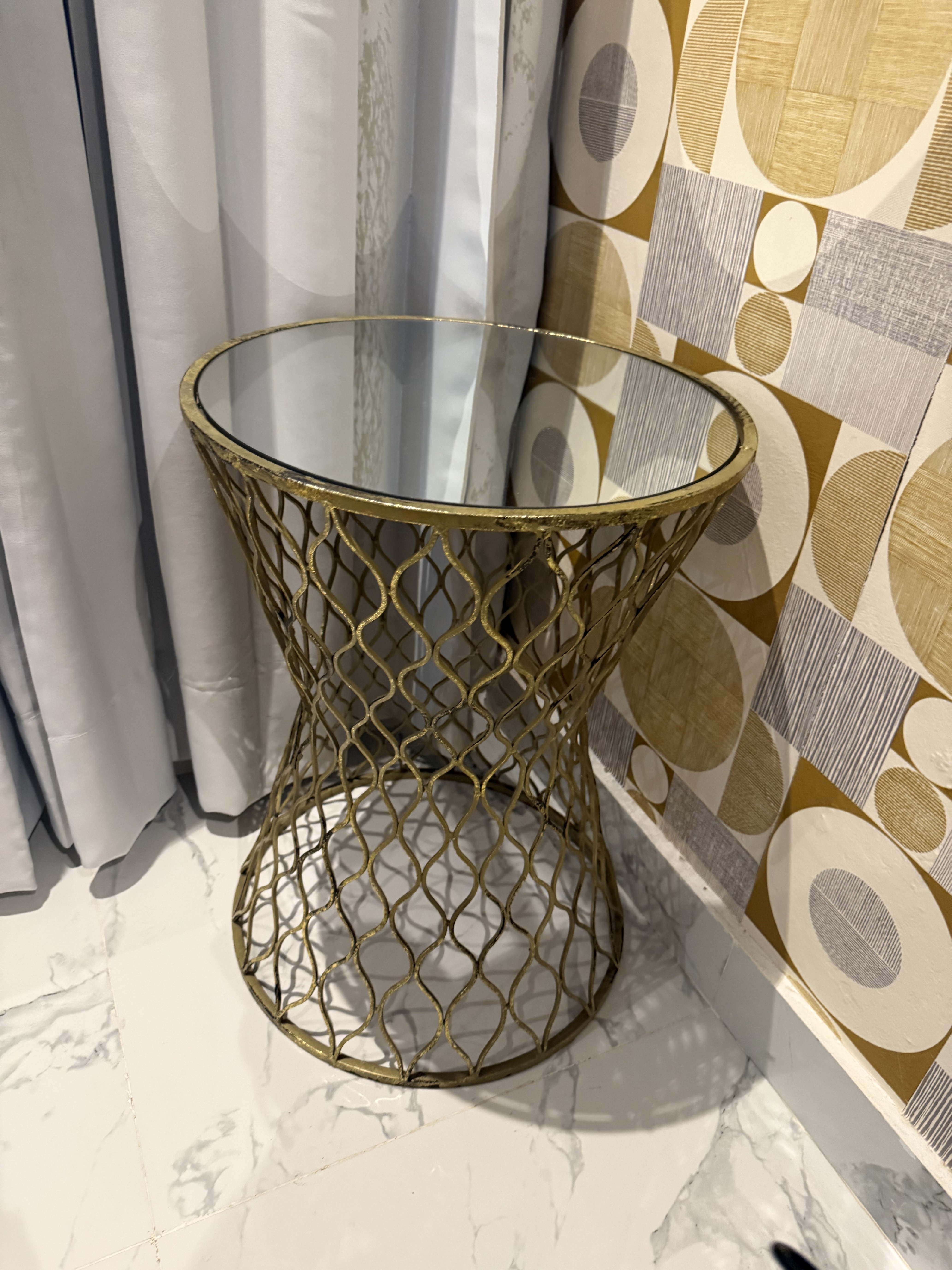 decoración y accesorios - Mesa en hierro dorada con tope en espejo