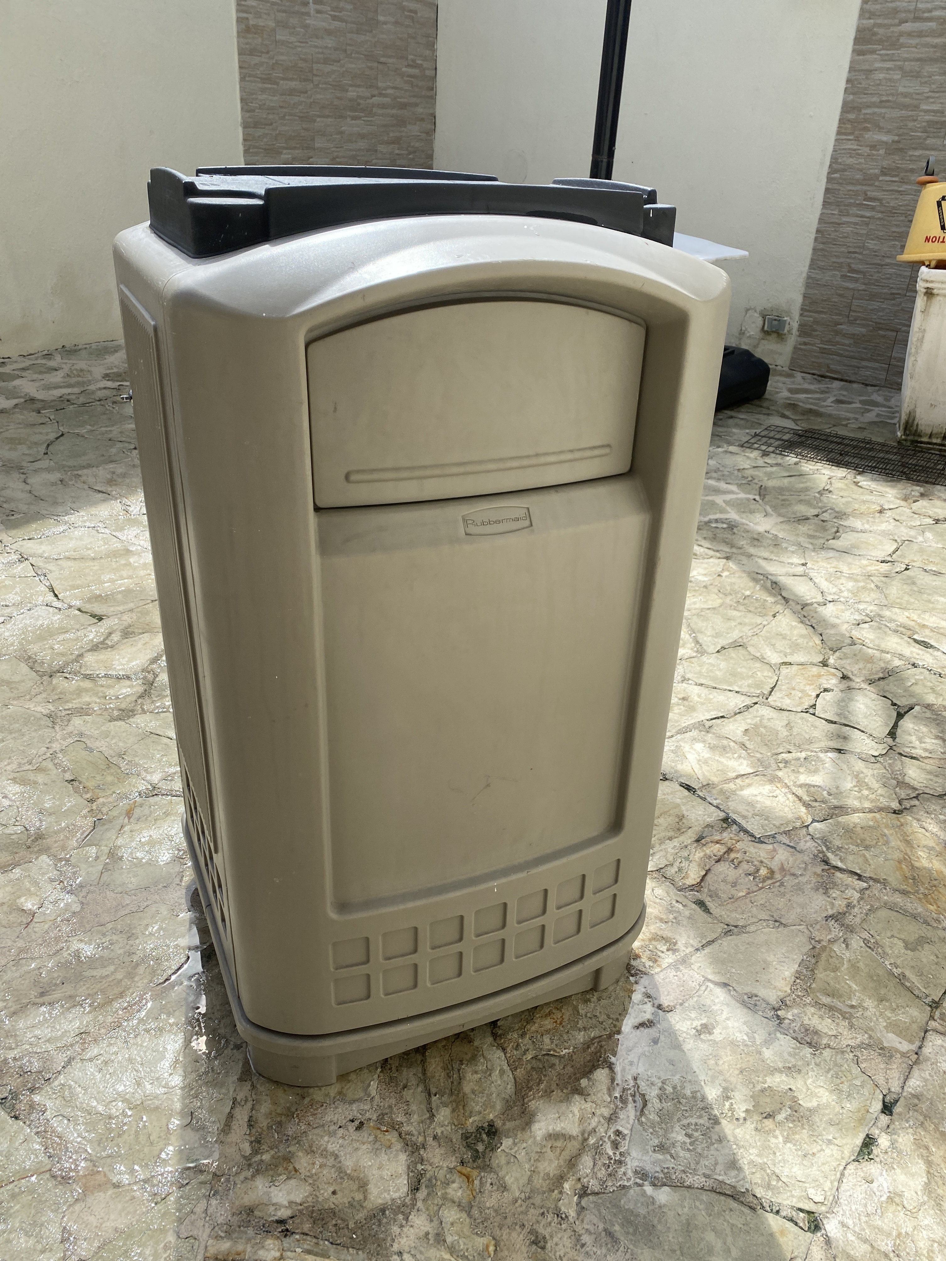 decoración y accesorios - Zafacón Rubbermaid grande – ideal para negocio u oficina 0