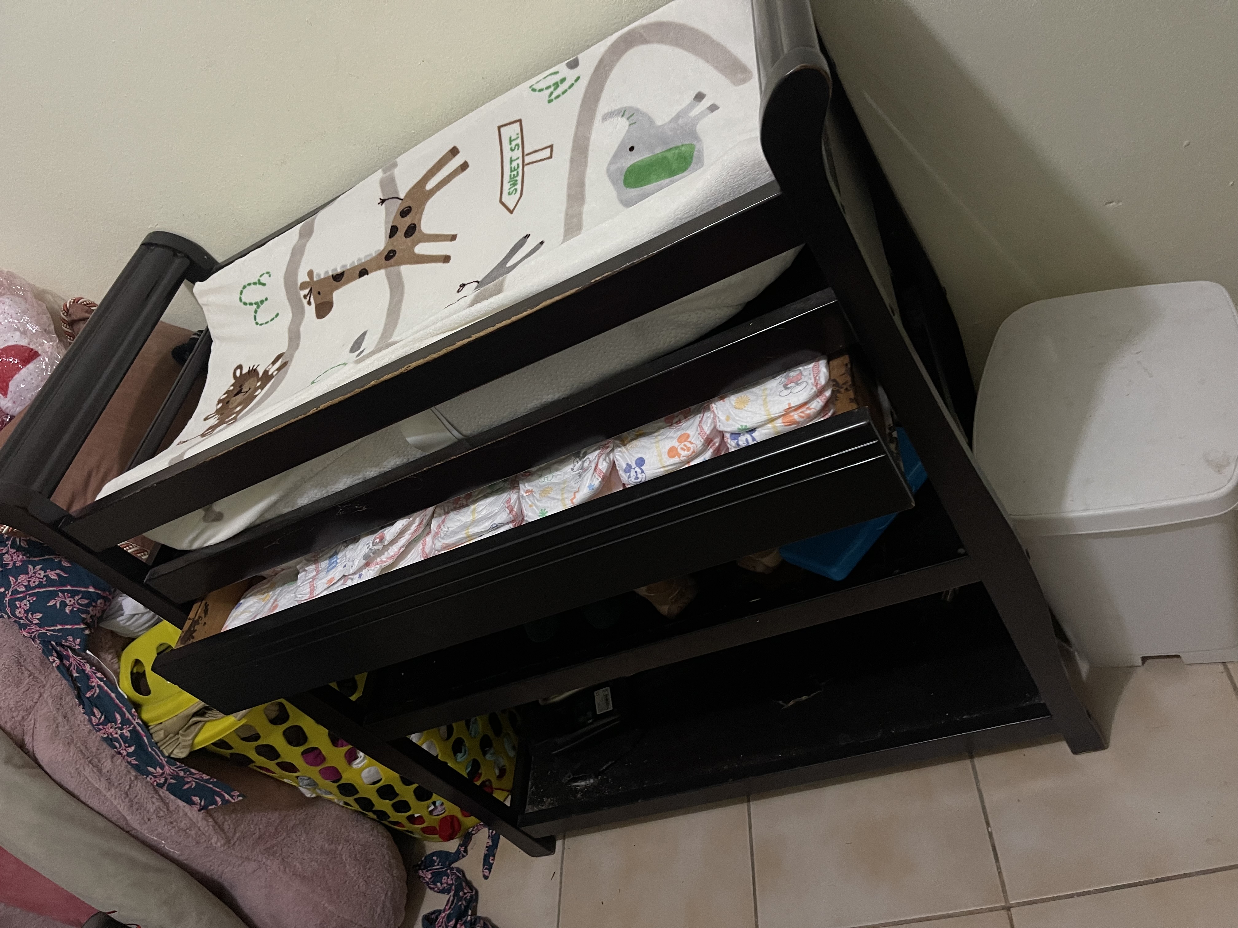muebles - Cuna de tres tope y cambiador de bebé en muy buen  1