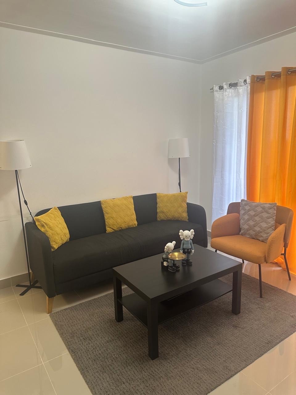 muebles y colchones - Mueble de color negro con cojines, y una butaca amarilla  0