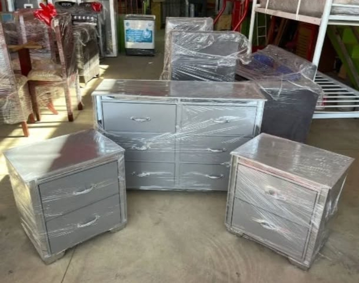 muebles y colchones - gavetero con mesita de noche de cristal por los lados  5