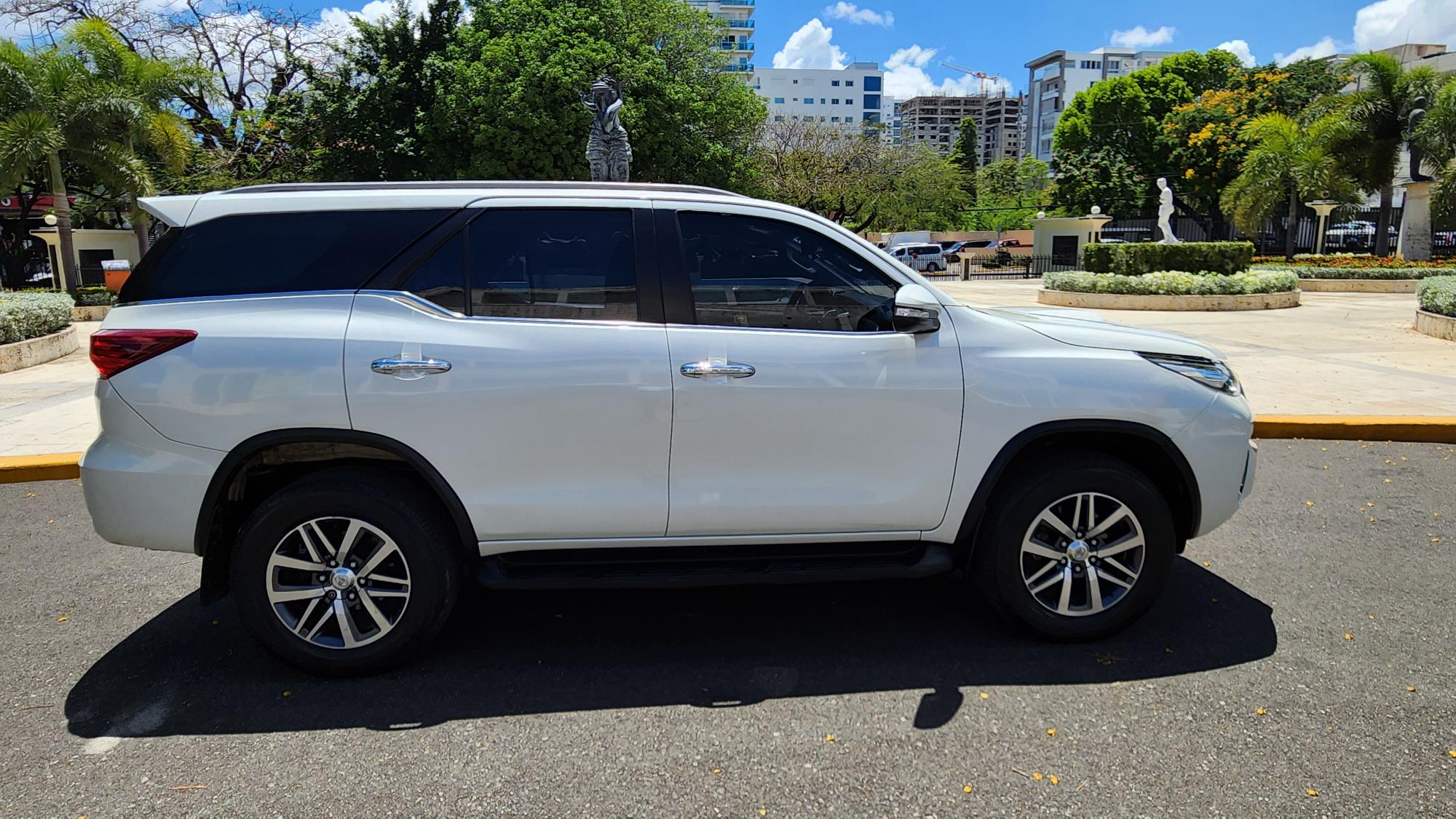 jeepetas y camionetas - Vendo Toyota Fortuner SRV 2018 1