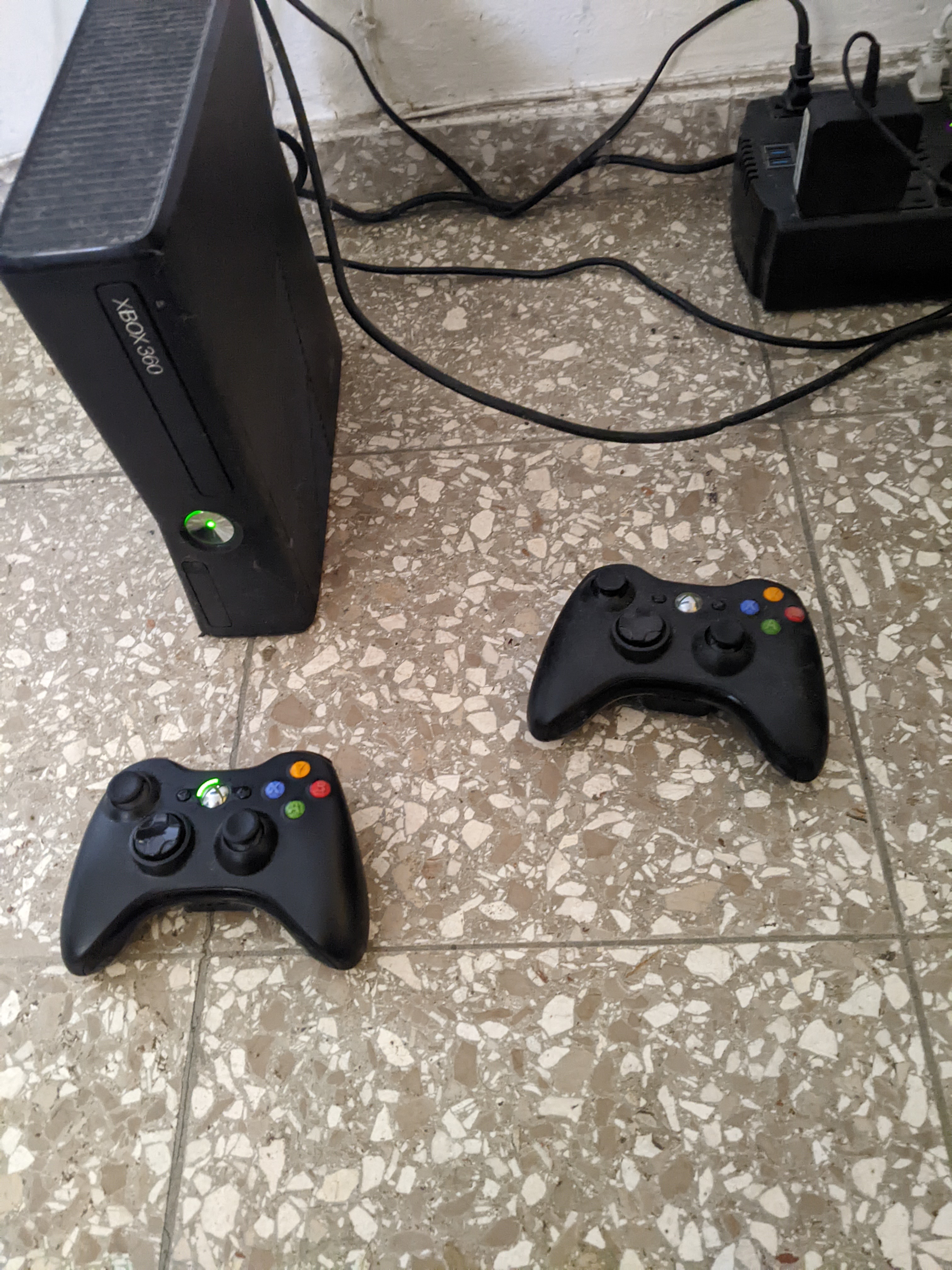 consolas y videojuegos - Xbox 360 Slim con memoria de 250 GB
