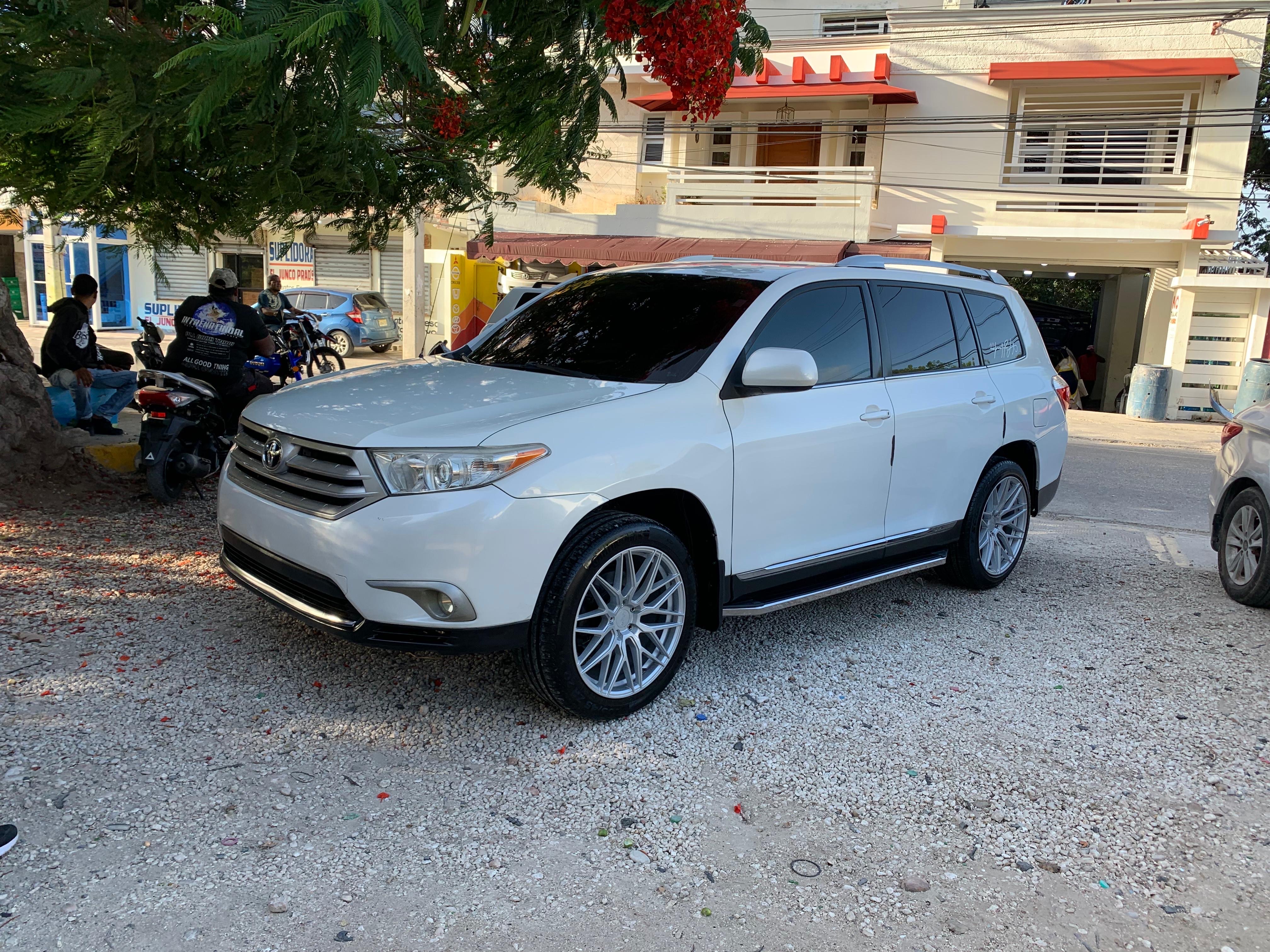 jeepetas y camionetas - 2012 Toyota Highlander 4x2 en venta – Excelente estado general 0