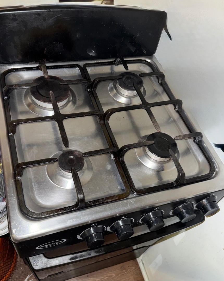 electrodomesticos - Vendo estufa usada en buena condiciones horno funciona quemadores funciona!  1