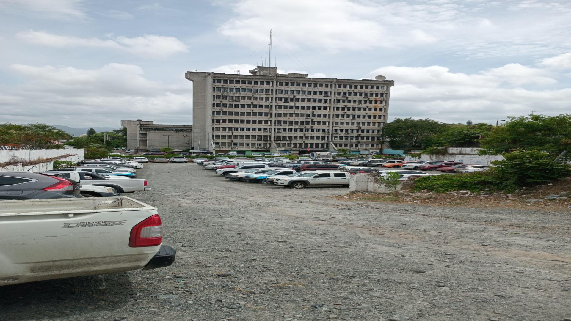 solares y terrenos - Terreno Comercial en Venta en Av. Juan P. Duarte – 2,558 m² 2