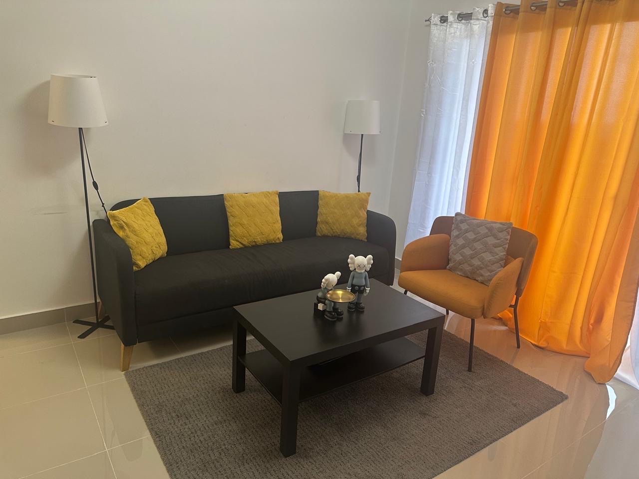 muebles y colchones - Mueble de color negro con cojines, y una butaca amarilla  1