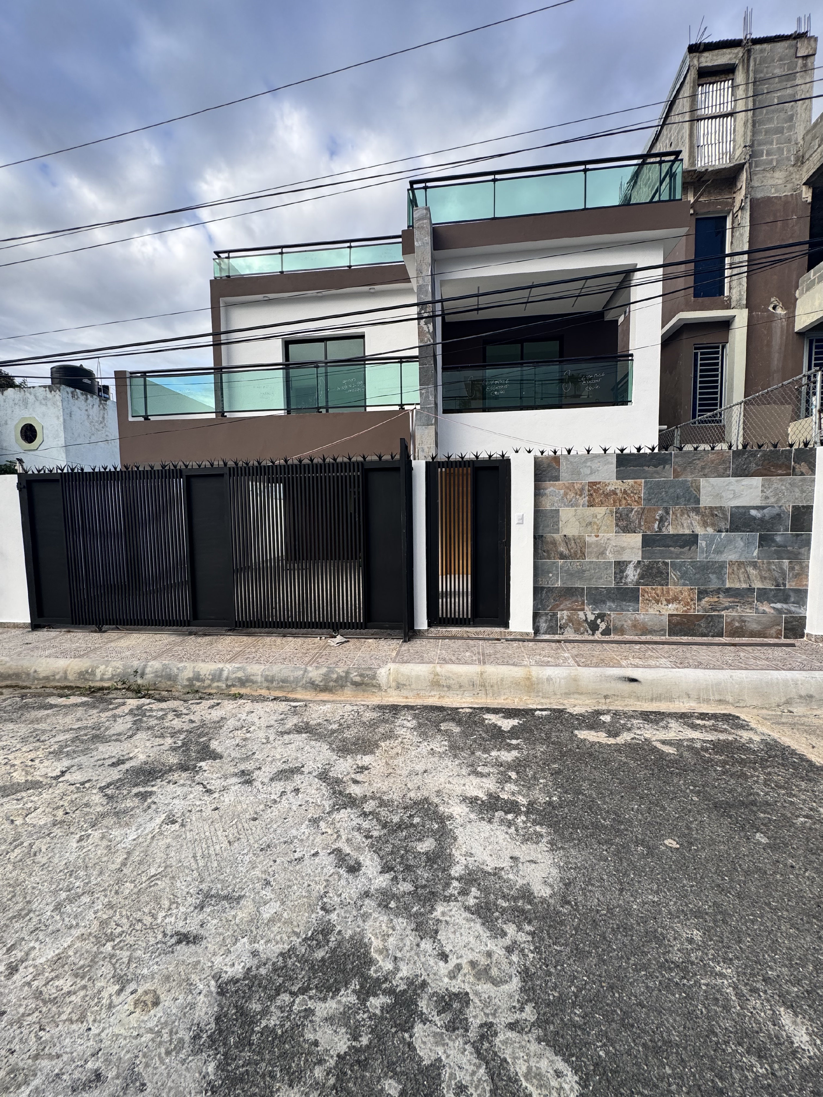 casas - venta de casa con 4 habitaciones en autopista de san isidro Santo Domingo este  5