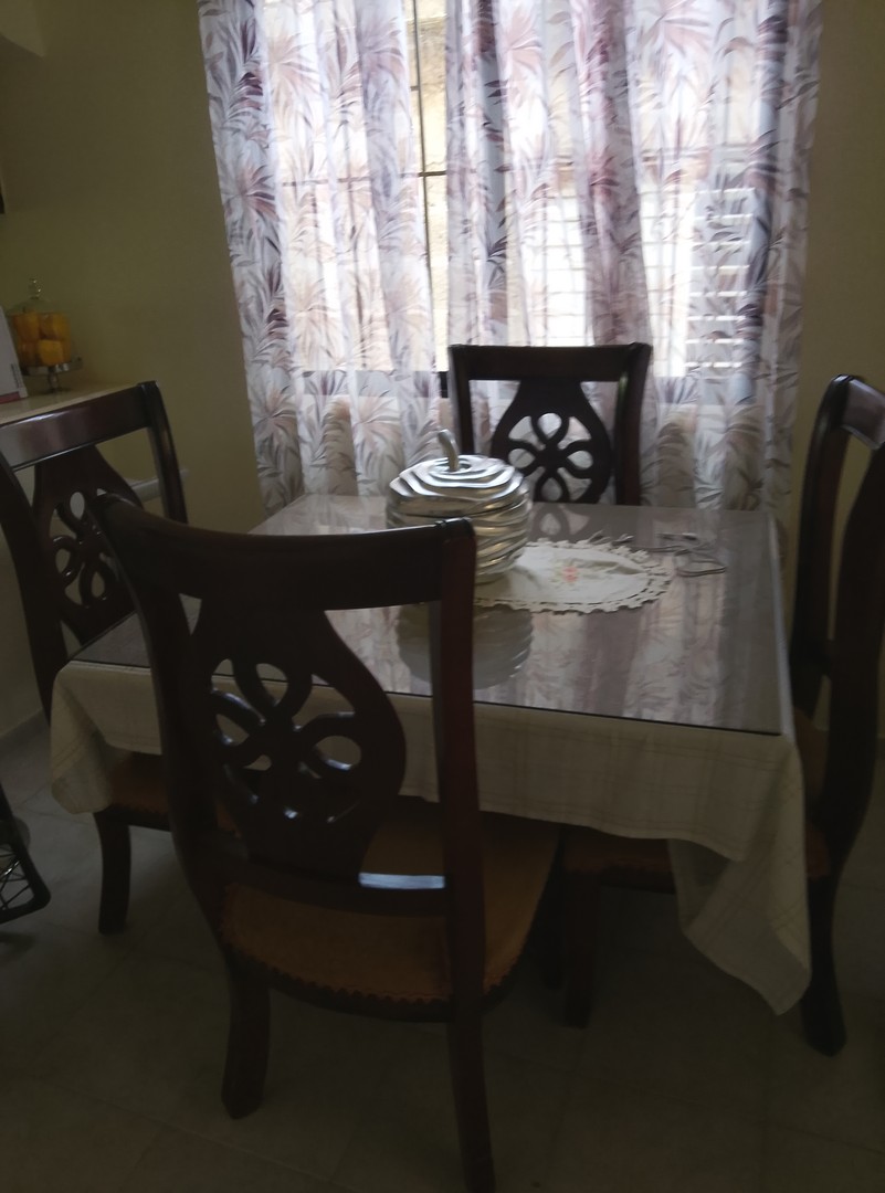 muebles y colchones - Comedor en caoba 4 sillas,vidrio de protección ,muy buenas condiciones.27,000.$ 0