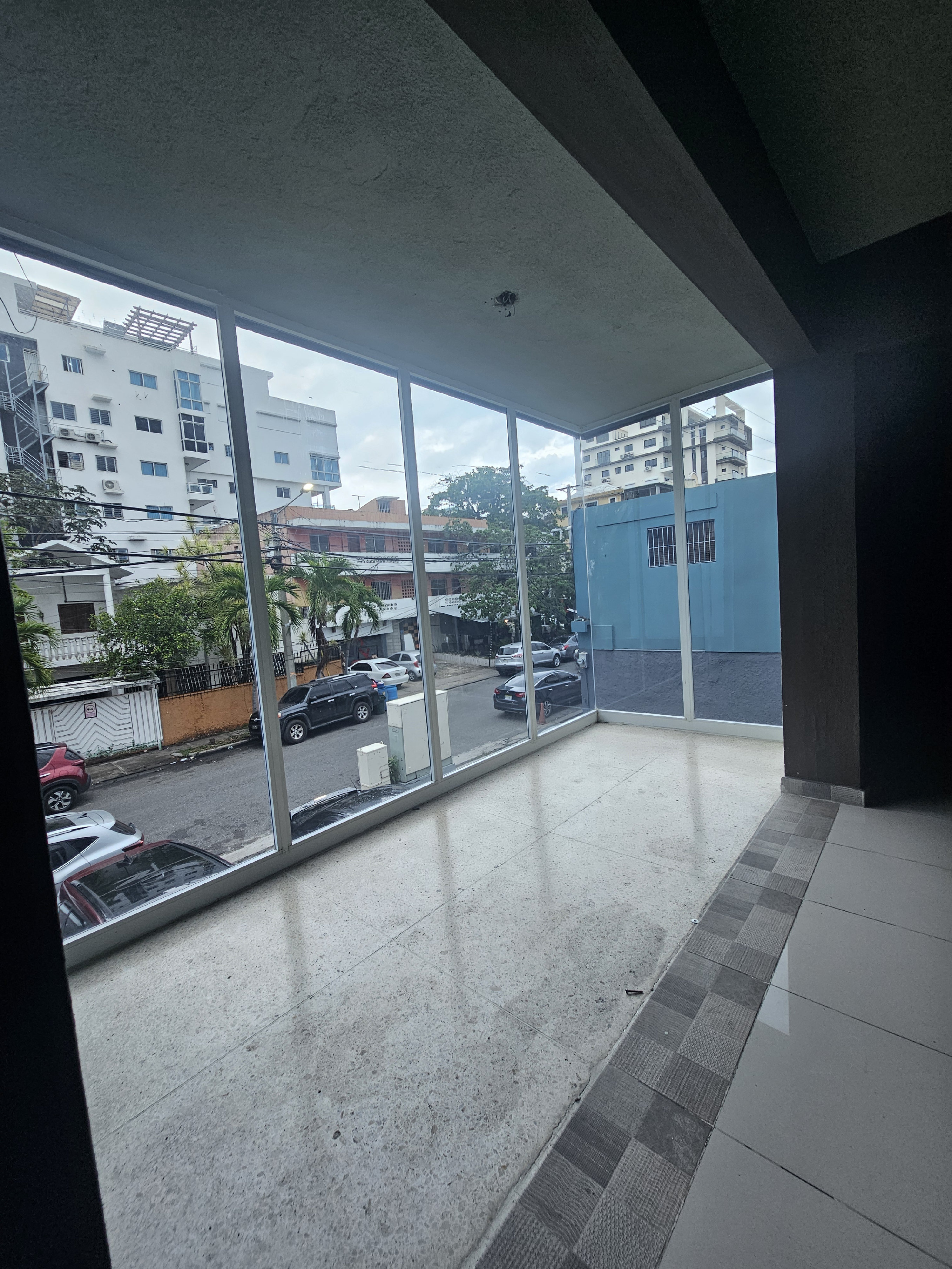 oficinas y locales comerciales - Local comercial a una Esquina de la Caonabo  3