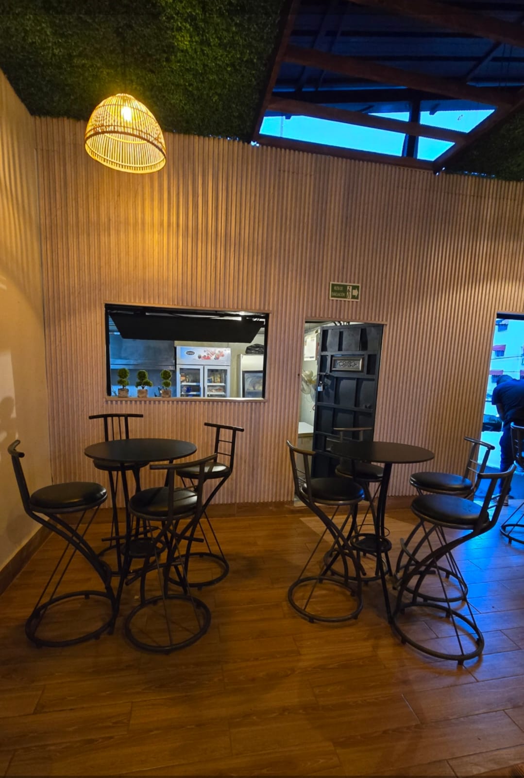 negocios en venta - Café Bar & Lounge Tapas En La Av. España 2
