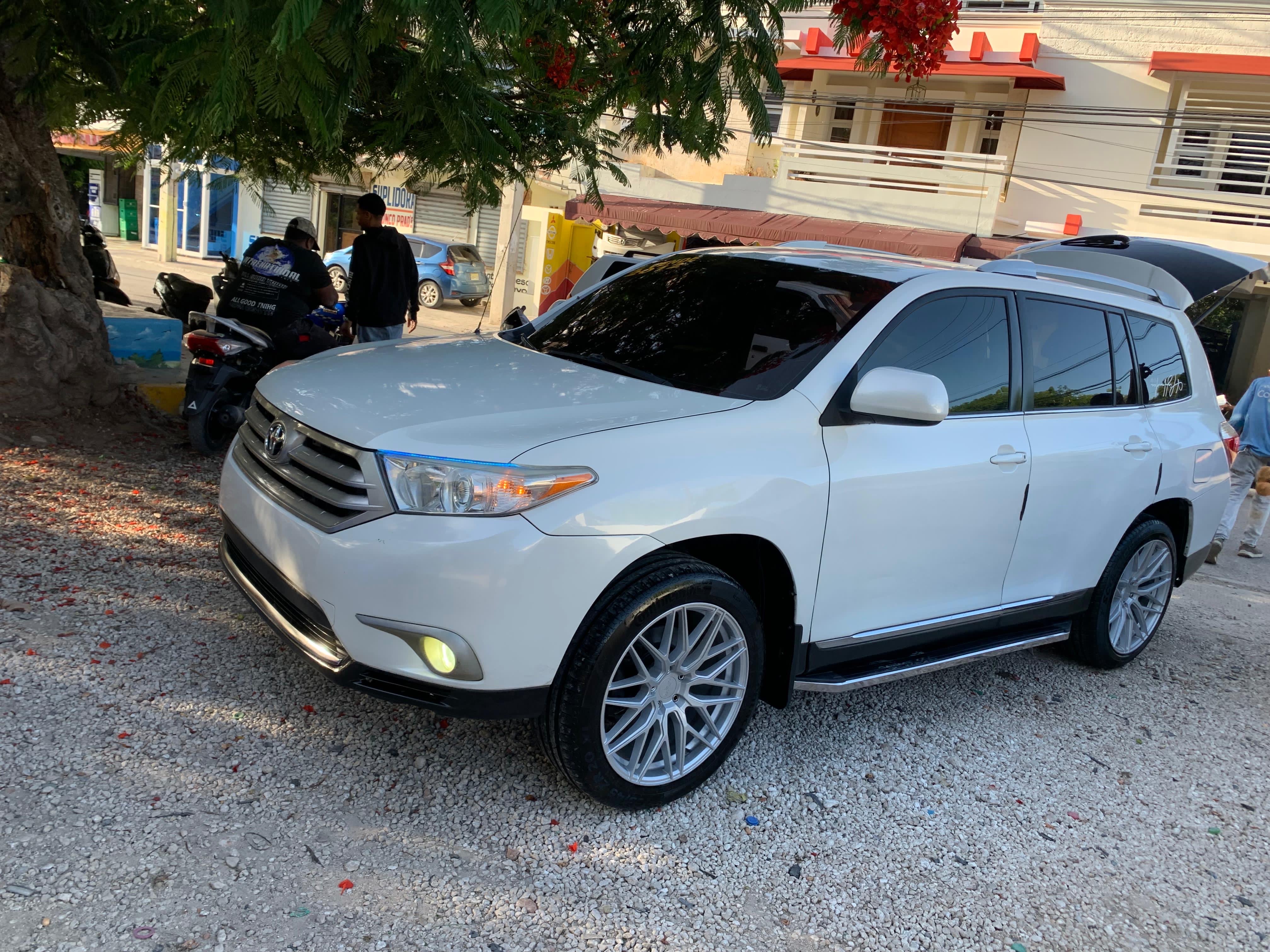 jeepetas y camionetas - 2012 Toyota Highlander 4x2 en venta – Excelente estado general 1