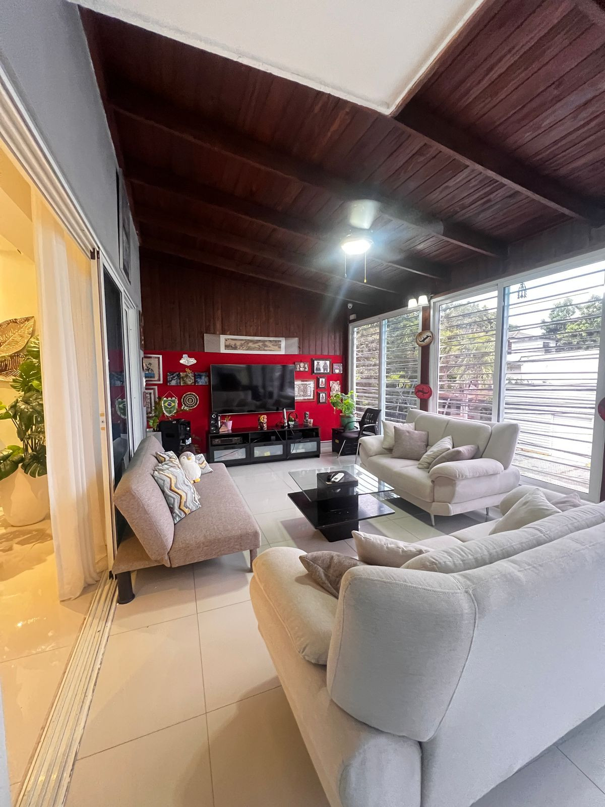 apartamentos - Apartamento en 2do Nivel con Terraza – Los Prados  0