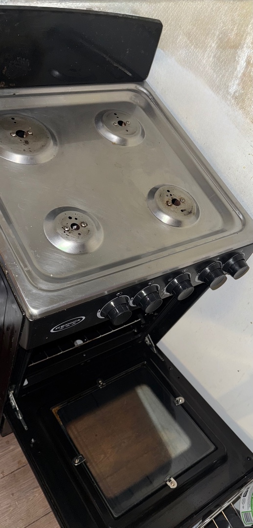 electrodomesticos - Vendo estufa usada en buena condiciones horno funciona quemadores funciona!  2
