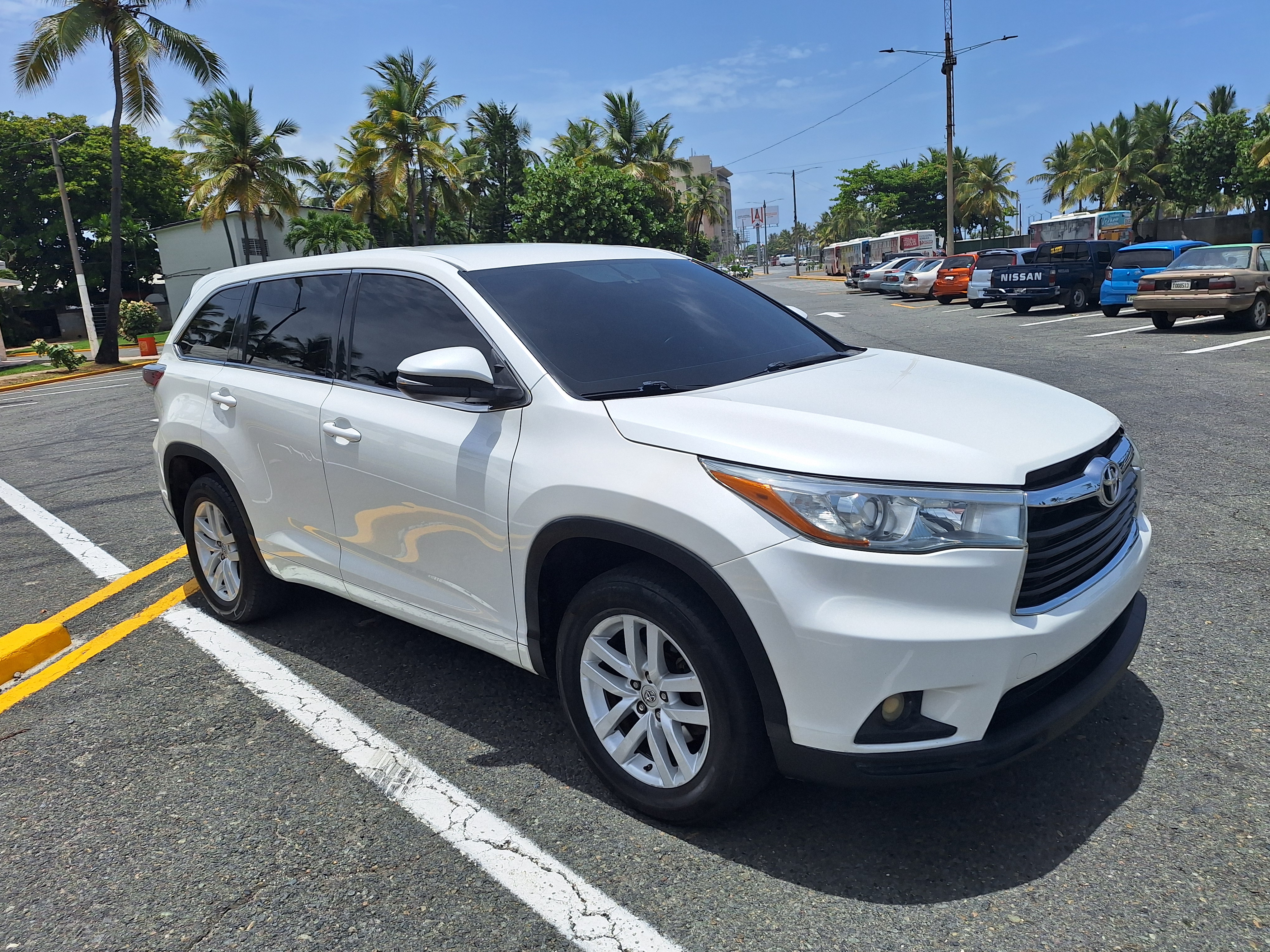 jeepetas y camionetas - Se Vende Toyota Highlander LE 2015 4