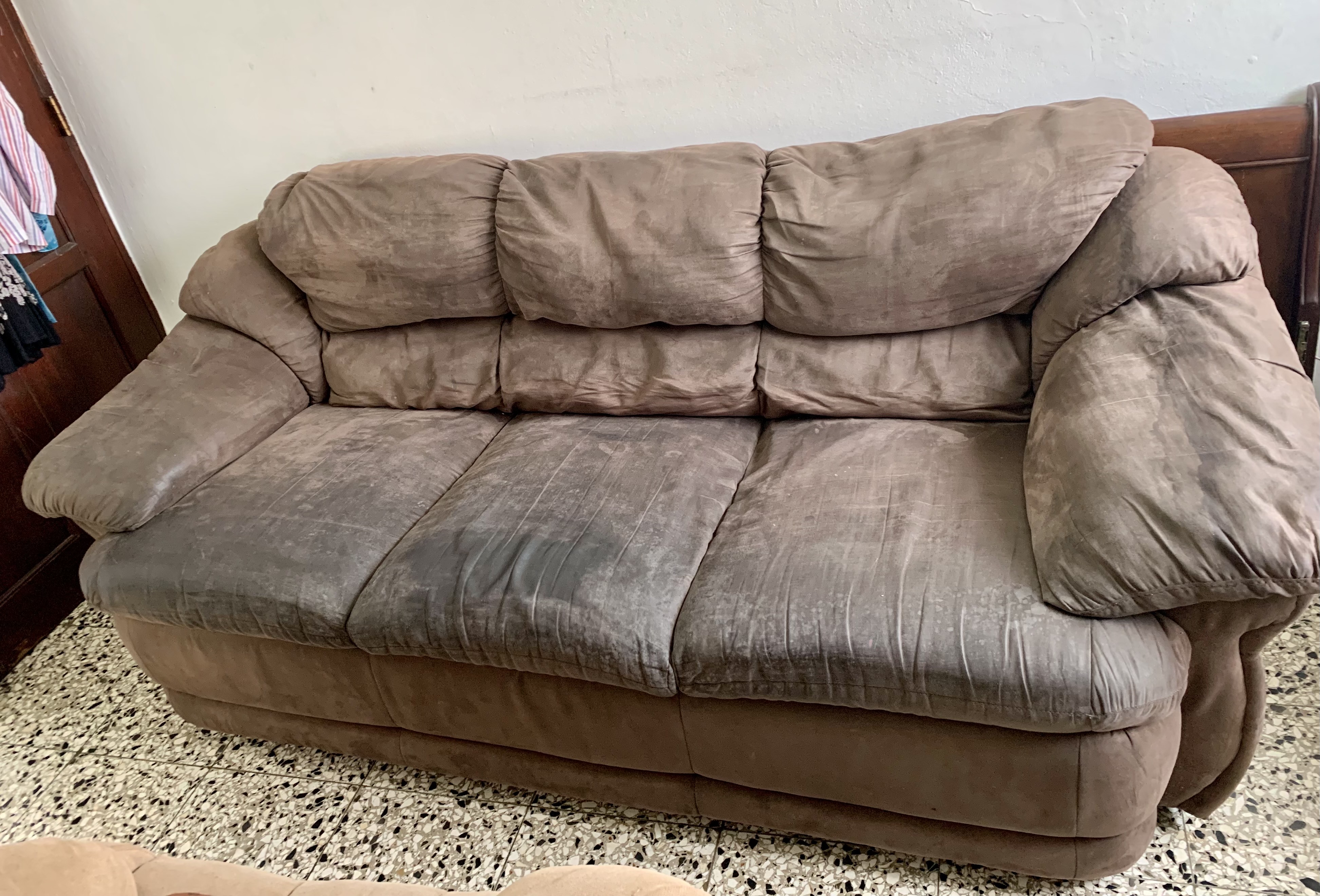 muebles y colchones - Sofá de 3 plaza, importado.